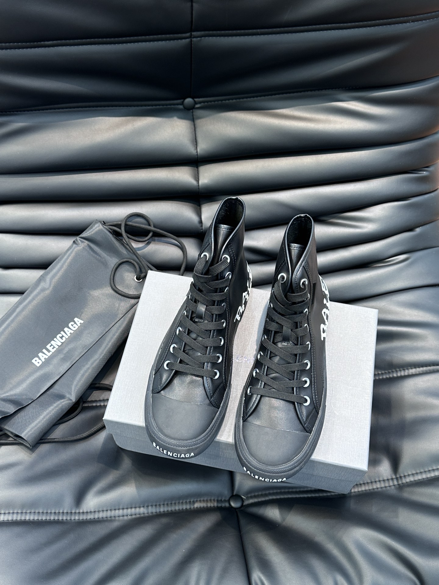 BALENCIAG*复古炮弹出击全新Paris高帮休闲鞋风格永续旧不过时！鞋面头层软牛皮材质鞋头的小鸭子
