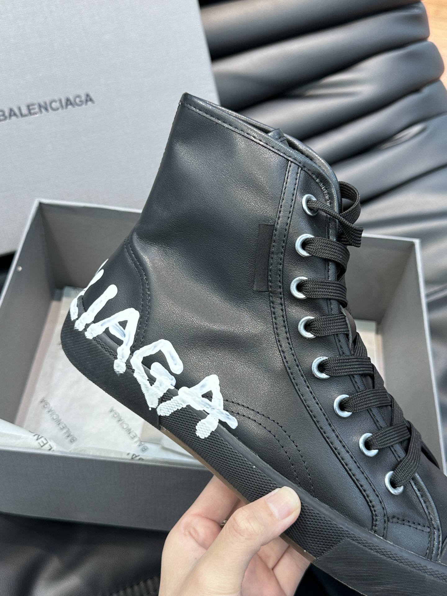 BALENCIAG*复古炮弹出击全新Paris高帮休闲鞋风格永续旧不过时！鞋面头层软牛皮材质鞋头的小鸭子