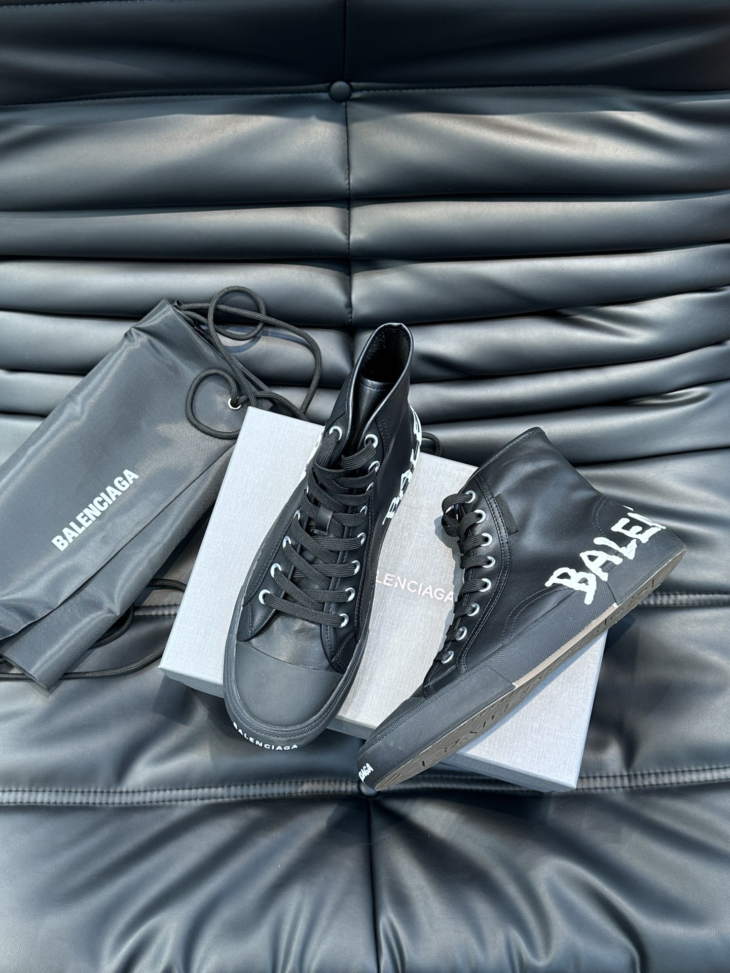 BALENCIAG*复古炮弹出击全新Paris高帮休闲鞋风格永续旧不过时！鞋面头层软牛皮材质鞋头的小鸭子