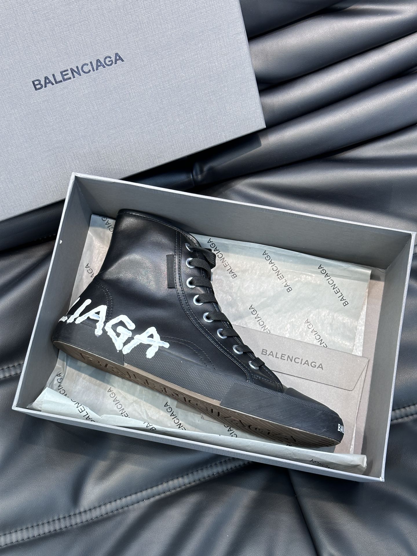 BALENCIAG*复古炮弹出击全新Paris高帮休闲鞋风格永续旧不过时！鞋面头层软牛皮材质鞋头的小鸭子