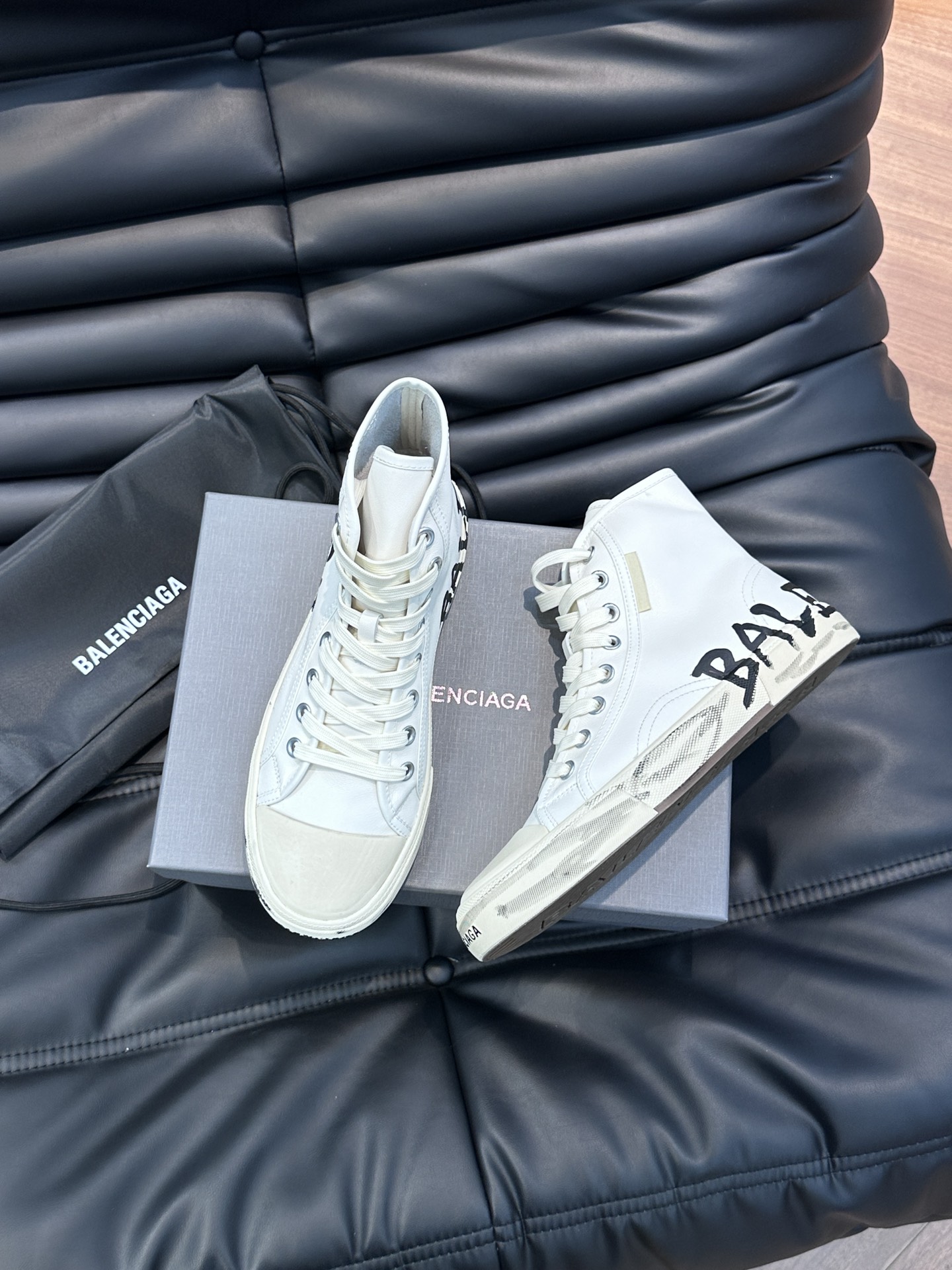 BALENCIAG*复古炮弹出击全新Paris高帮休闲鞋风格永续旧不过时！鞋面头层软牛皮材质鞋头的小鸭子