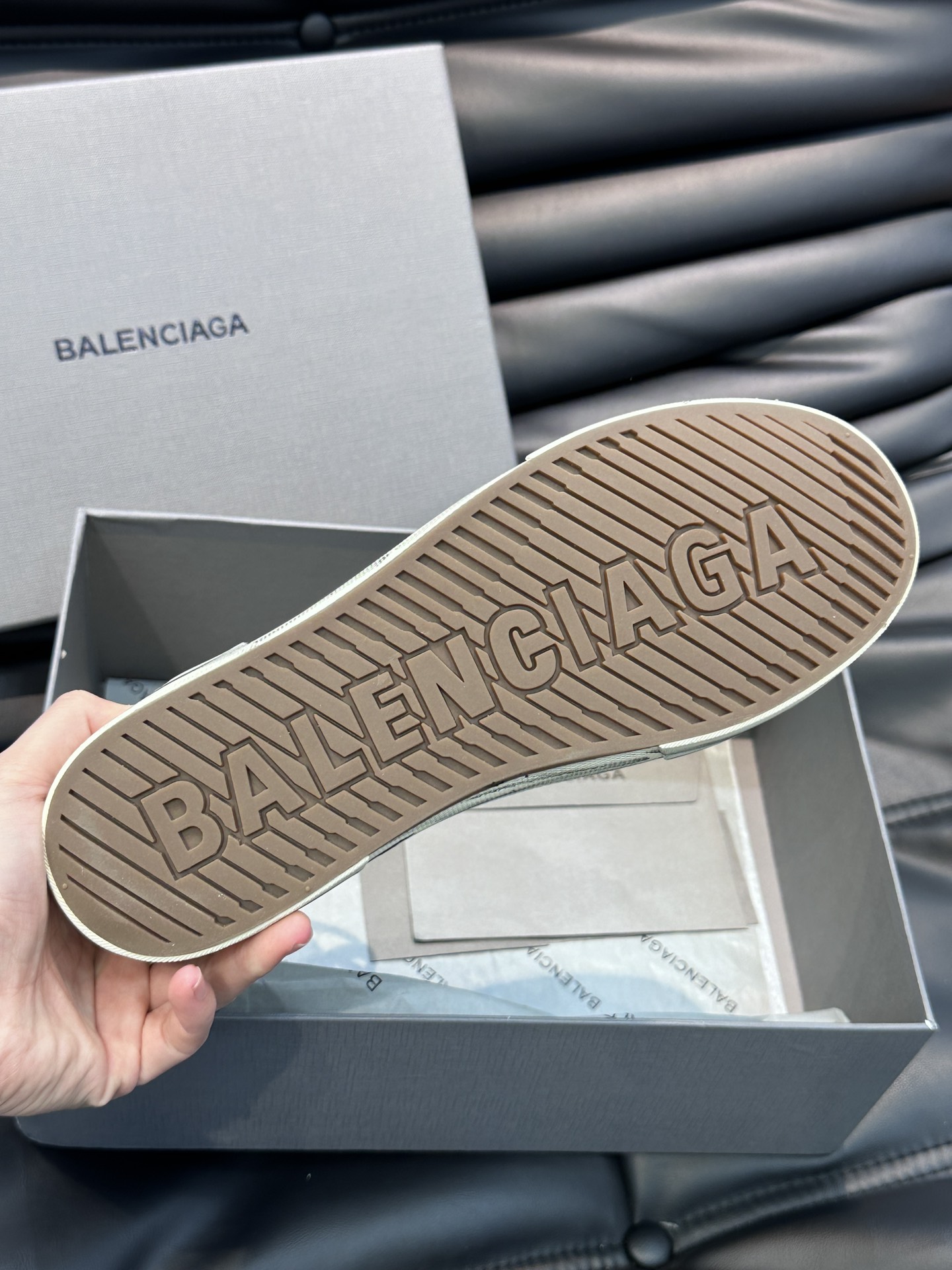 BALENCIAG*复古炮弹出击全新Paris高帮休闲鞋风格永续旧不过时！鞋面头层软牛皮材质鞋头的小鸭子