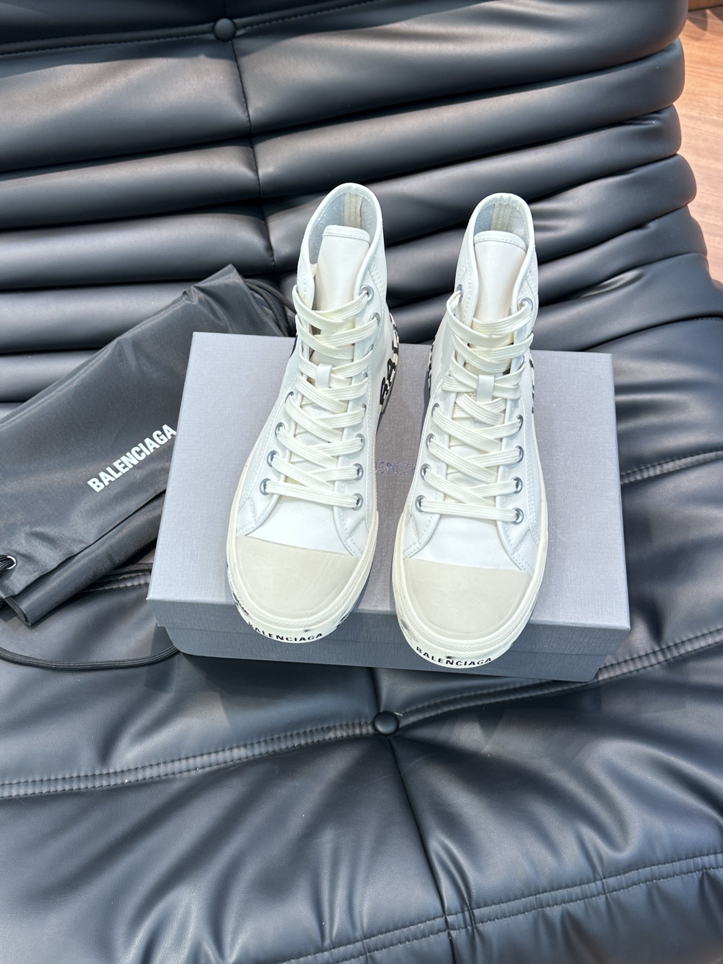 BALENCIAG*复古炮弹出击全新Paris高帮休闲鞋风格永续旧不过时！鞋面头层软牛皮材质鞋头的小鸭子