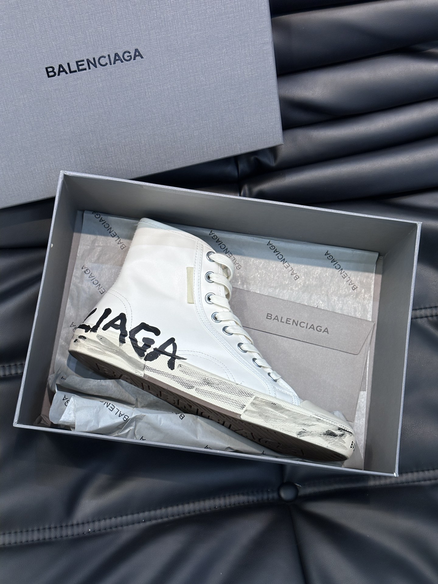BALENCIAG*复古炮弹出击全新Paris高帮休闲鞋风格永续旧不过时！鞋面头层软牛皮材质鞋头的小鸭子