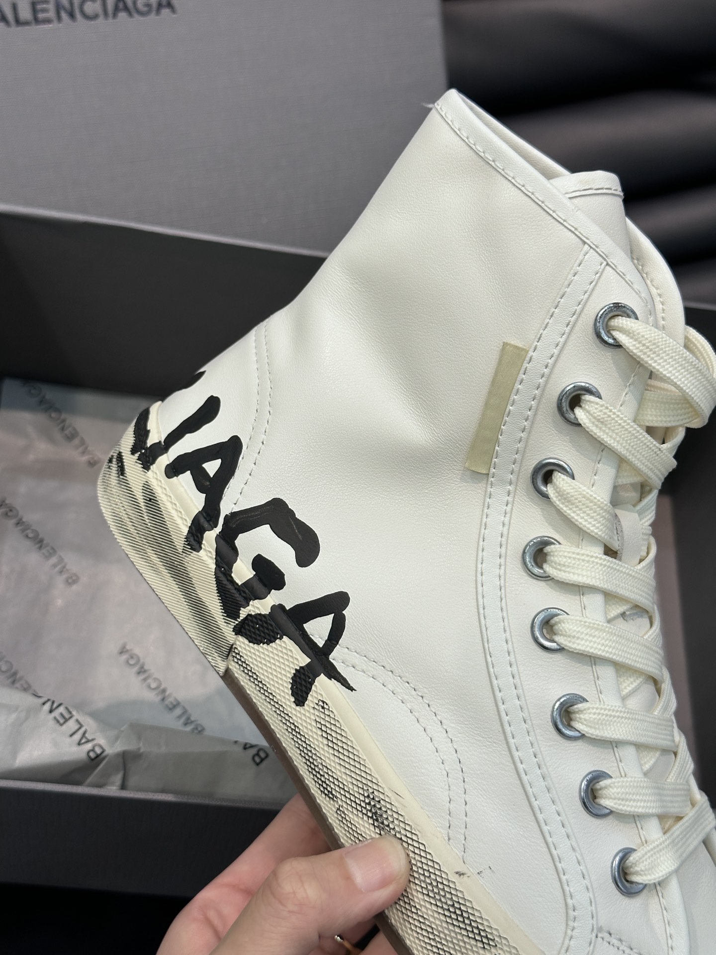 BALENCIAG*复古炮弹出击全新Paris高帮休闲鞋风格永续旧不过时！鞋面头层软牛皮材质鞋头的小鸭子