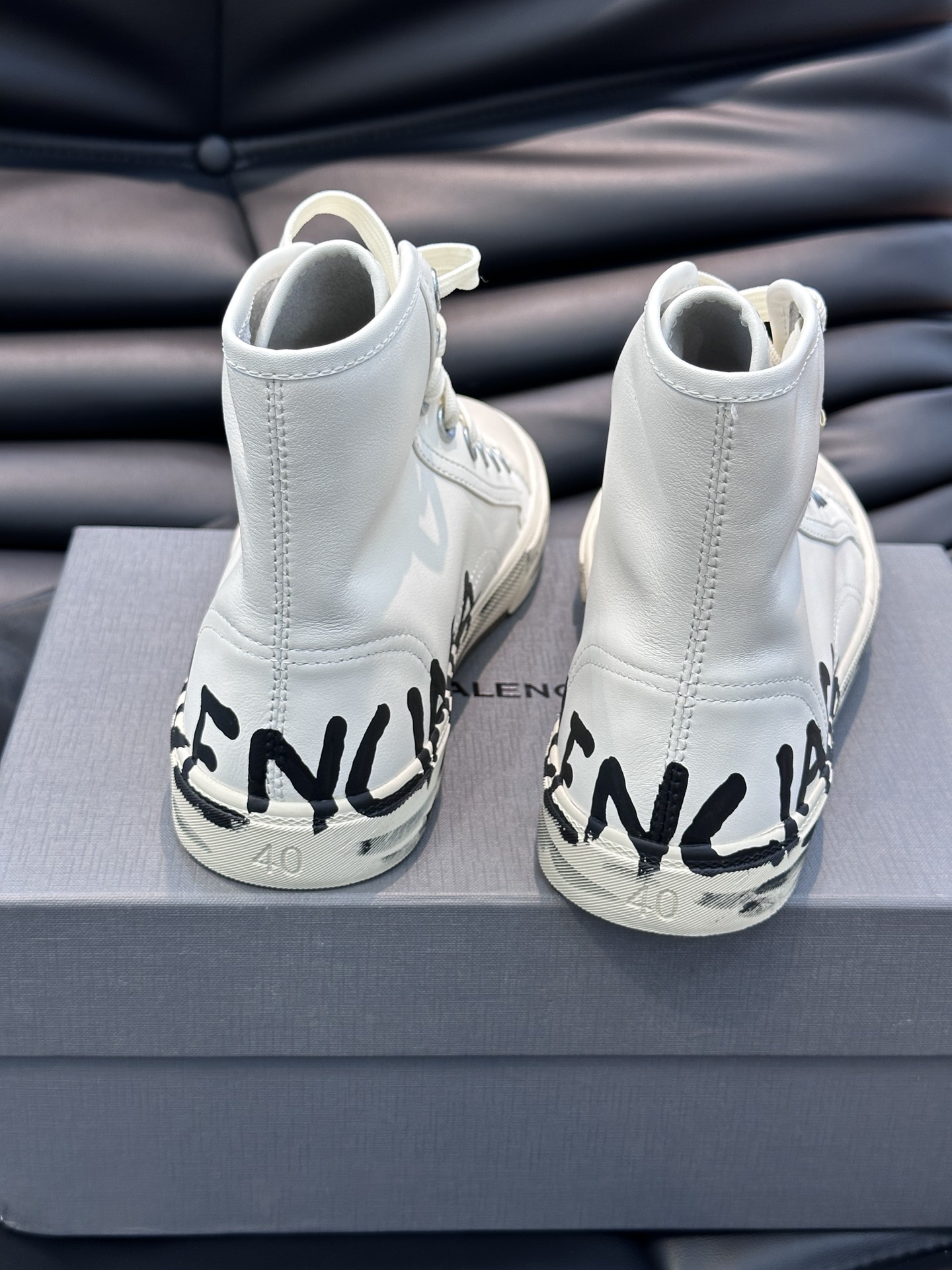 BALENCIAG*复古炮弹出击全新Paris高帮休闲鞋风格永续旧不过时！鞋面头层软牛皮材质鞋头的小鸭子