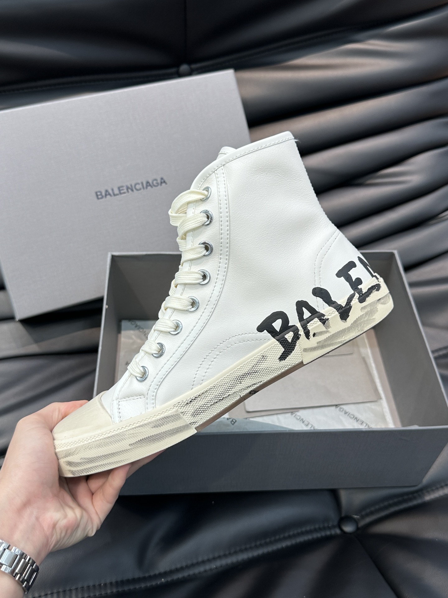 BALENCIAG*复古炮弹出击全新Paris高帮休闲鞋风格永续旧不过时！鞋面头层软牛皮材质鞋头的小鸭子