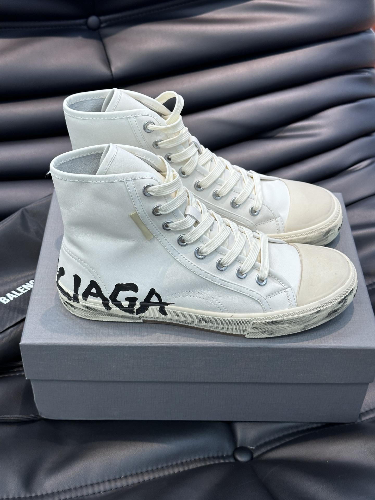 BALENCIAG*复古炮弹出击全新Paris高帮休闲鞋风格永续旧不过时！鞋面头层软牛皮材质鞋头的小鸭子
