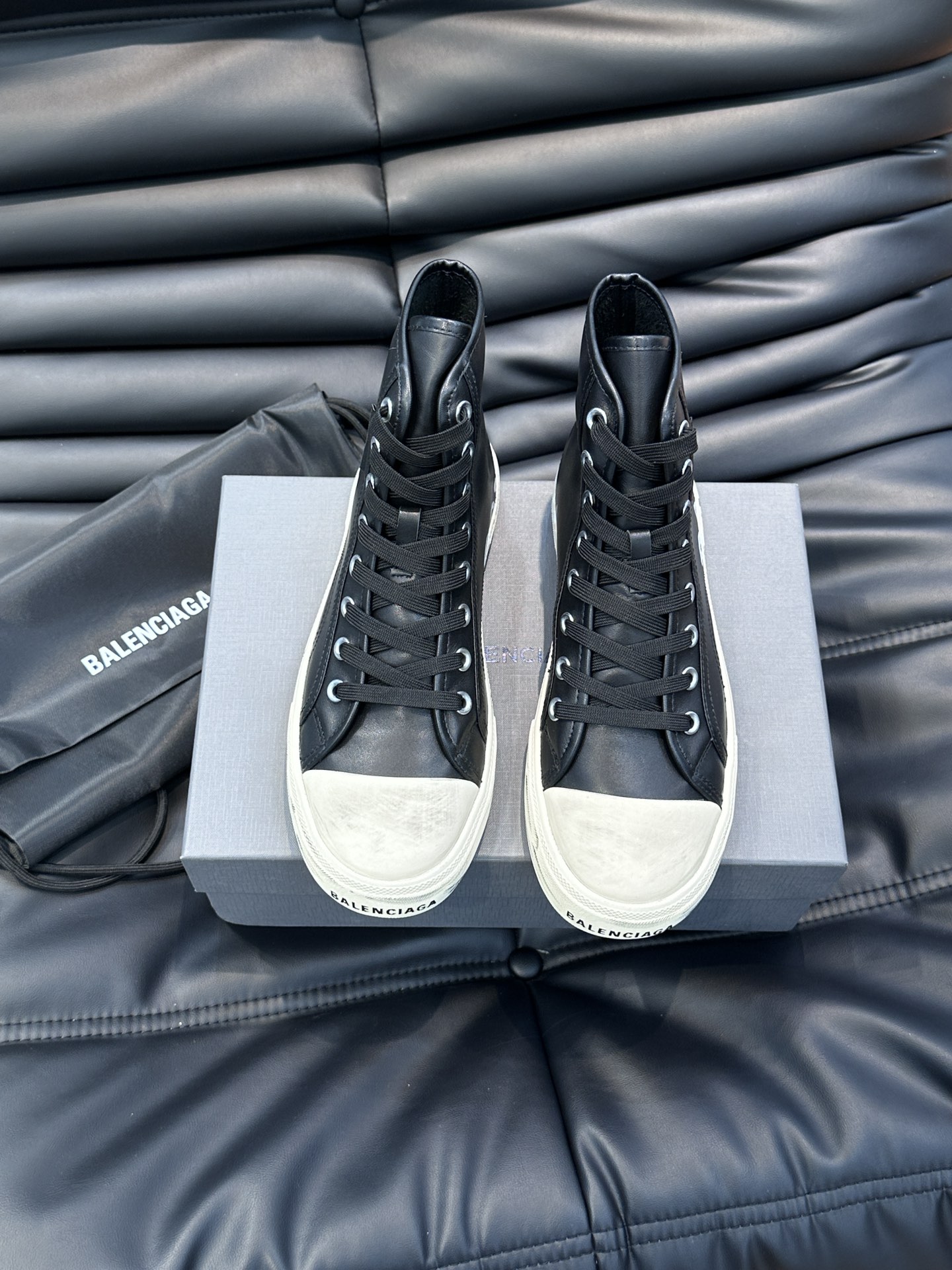 BALENCIAG*复古炮弹出击全新Paris高帮休闲鞋风格永续旧不过时！鞋面头层软牛皮材质鞋头的小鸭子