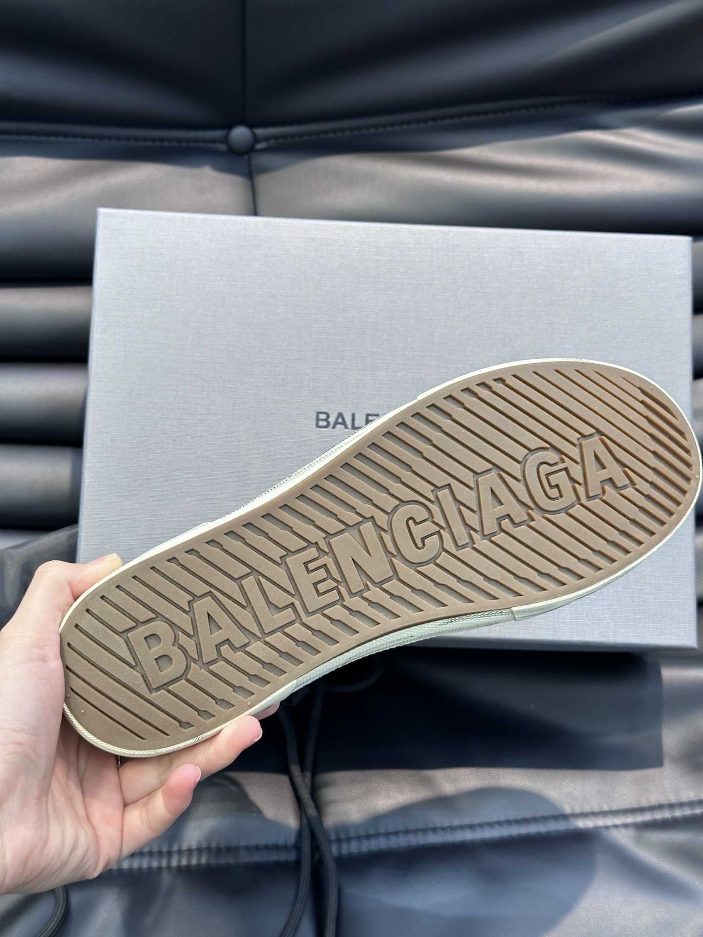 BALENCIAG*复古炮弹出击全新Paris高帮休闲鞋风格永续旧不过时！鞋面头层软牛皮材质鞋头的小鸭子
