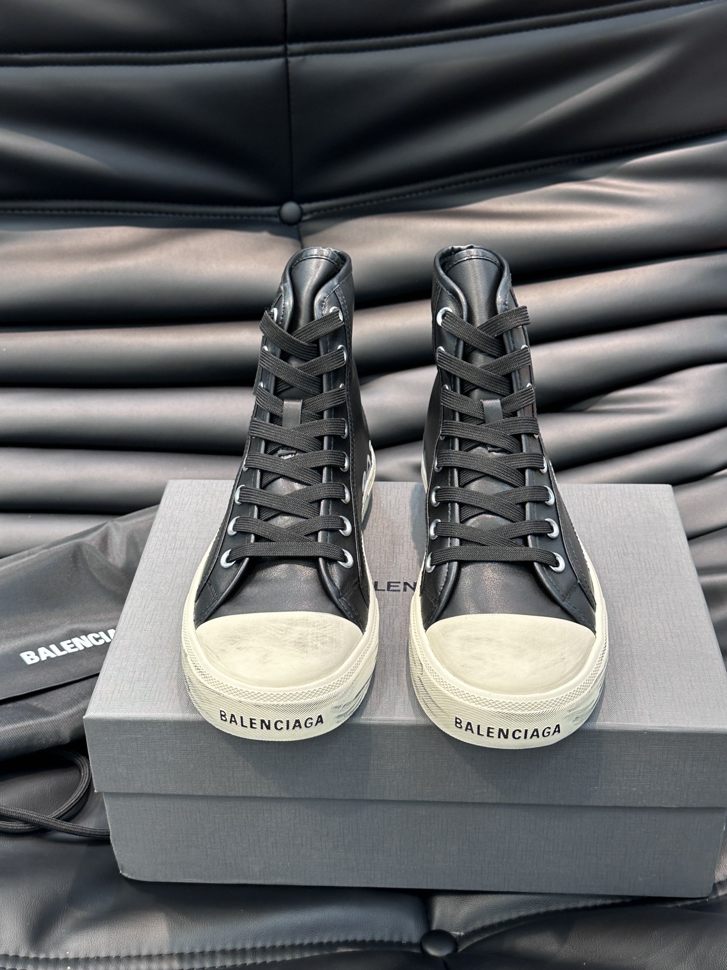 BALENCIAG*复古炮弹出击全新Paris高帮休闲鞋风格永续旧不过时！鞋面头层软牛皮材质鞋头的小鸭子