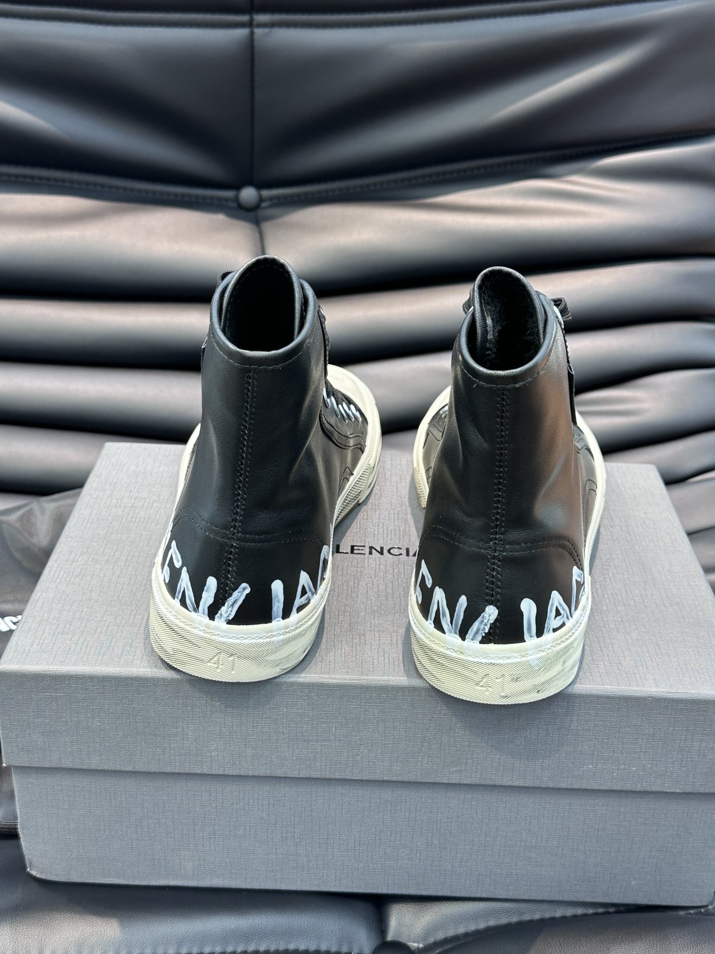 BALENCIAG*复古炮弹出击全新Paris高帮休闲鞋风格永续旧不过时！鞋面头层软牛皮材质鞋头的小鸭子
