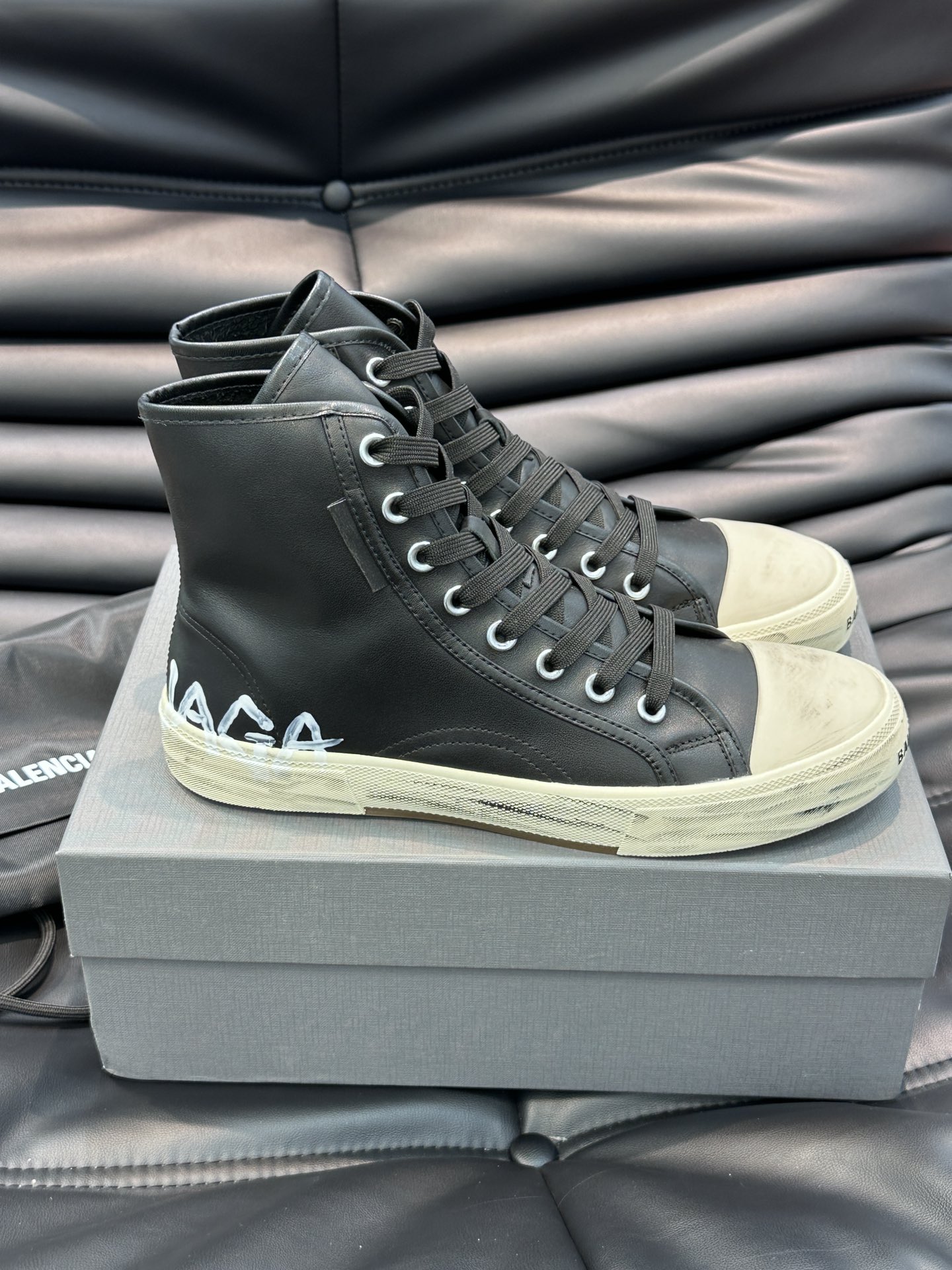 BALENCIAG*复古炮弹出击全新Paris高帮休闲鞋风格永续旧不过时！鞋面头层软牛皮材质鞋头的小鸭子