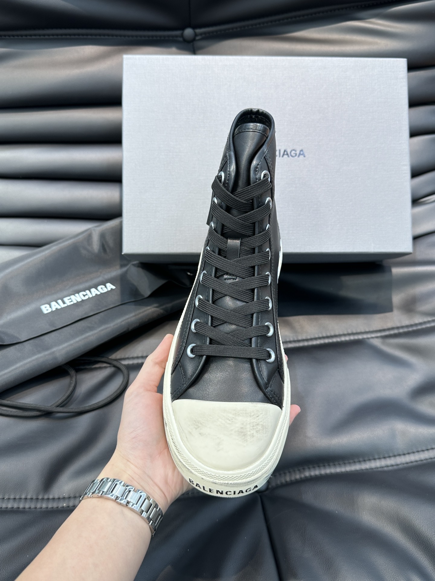 BALENCIAG*复古炮弹出击全新Paris高帮休闲鞋风格永续旧不过时！鞋面头层软牛皮材质鞋头的小鸭子