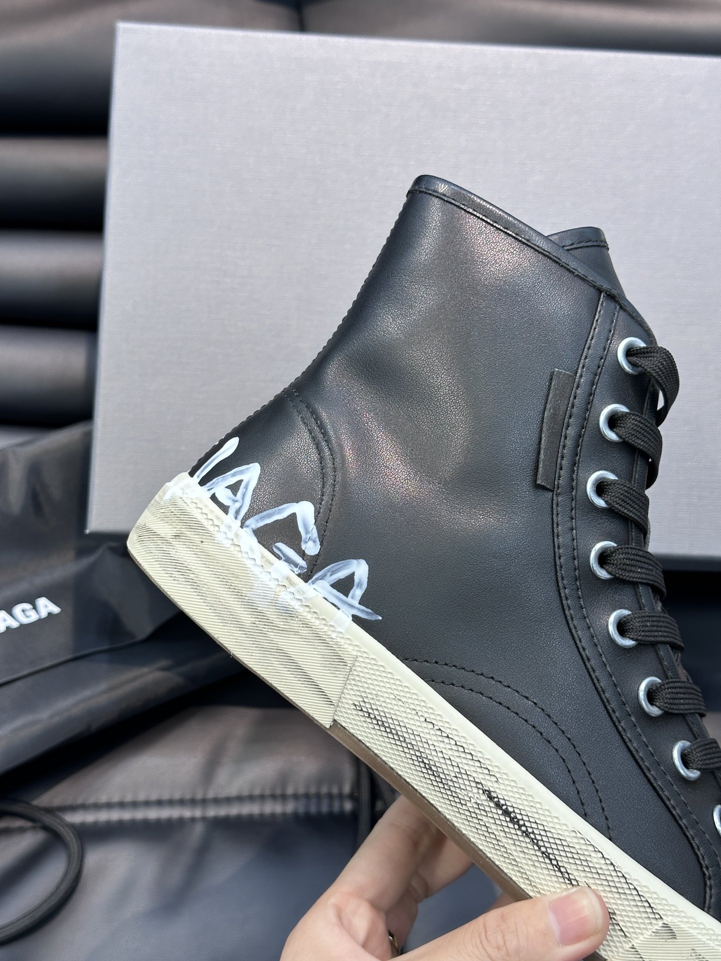BALENCIAG*复古炮弹出击全新Paris高帮休闲鞋风格永续旧不过时！鞋面头层软牛皮材质鞋头的小鸭子