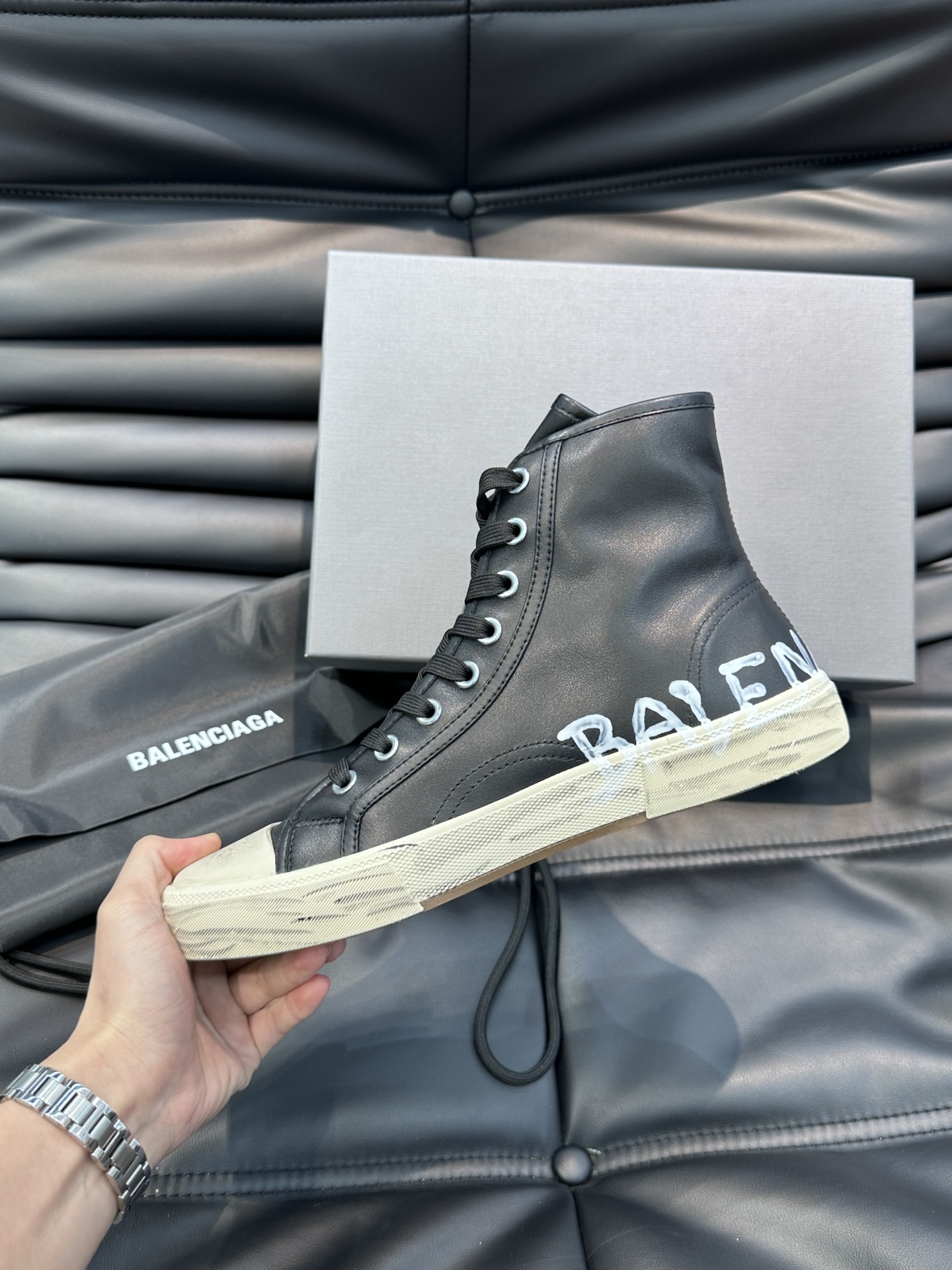 BALENCIAG*复古炮弹出击全新Paris高帮休闲鞋风格永续旧不过时！鞋面头层软牛皮材质鞋头的小鸭子