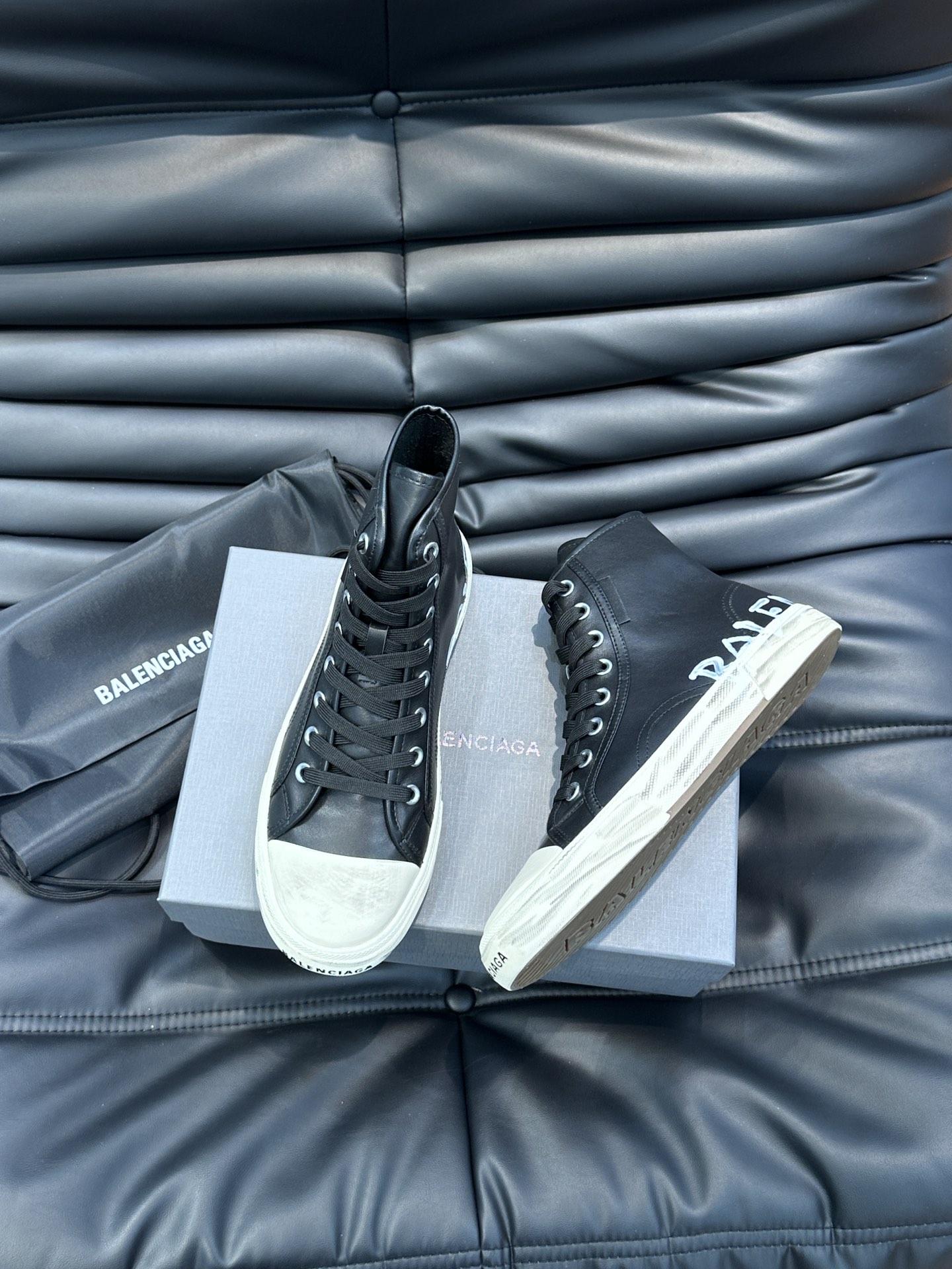 BALENCIAG*复古炮弹出击全新Paris高帮休闲鞋风格永续旧不过时！鞋面头层软牛皮材质鞋头的小鸭子