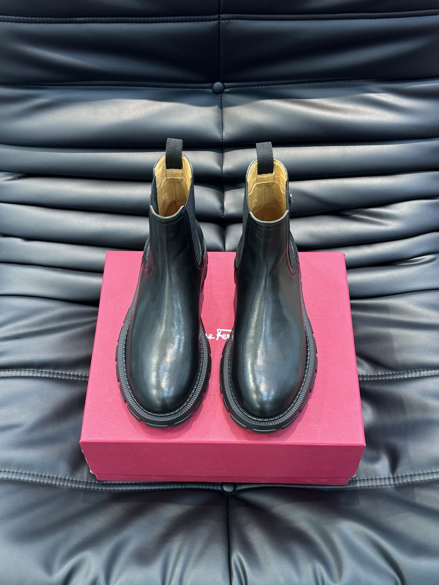️️Ferraga*菲拉格慕男士秋冬及踝靴体现经典的优雅气质高雅的外观搭配修长的版型进口牛皮打造舒适轻盈