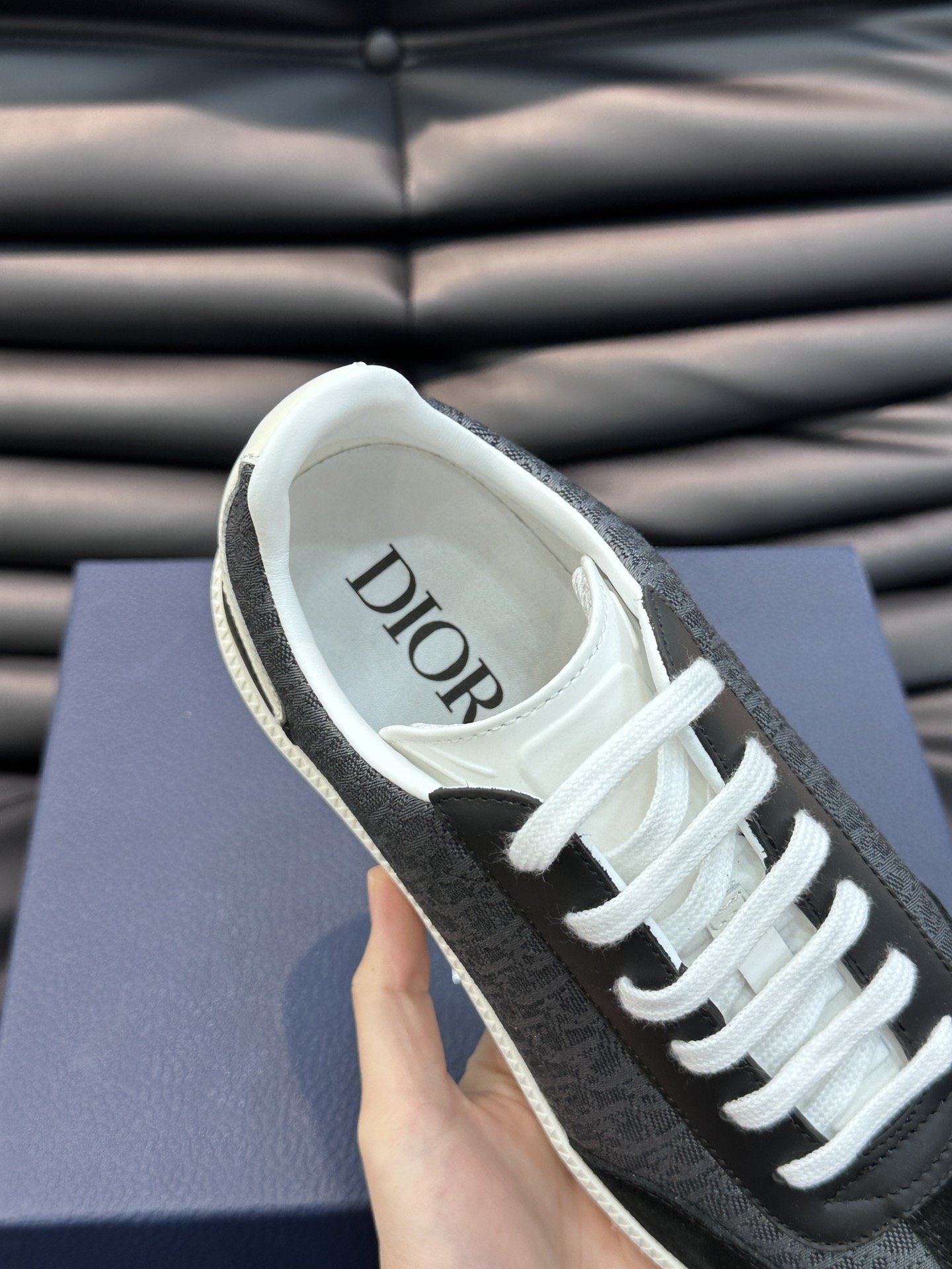 ️️Dr新款B01运动鞋是D家经典单品鞋面采用原版牛皮绒面革以及由DanielArsham重新诠释的“D