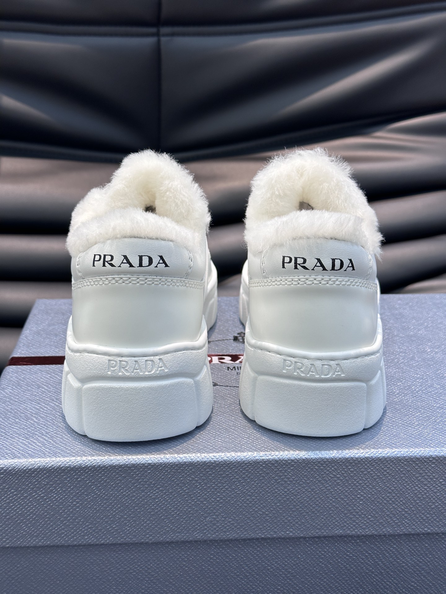 Prad*/普拉达女士厚底低帮休闲运动鞋羊毛鞋每一双都是精心打造细节完美复刻原版采用纳帕牛皮加雾面牛皮拼