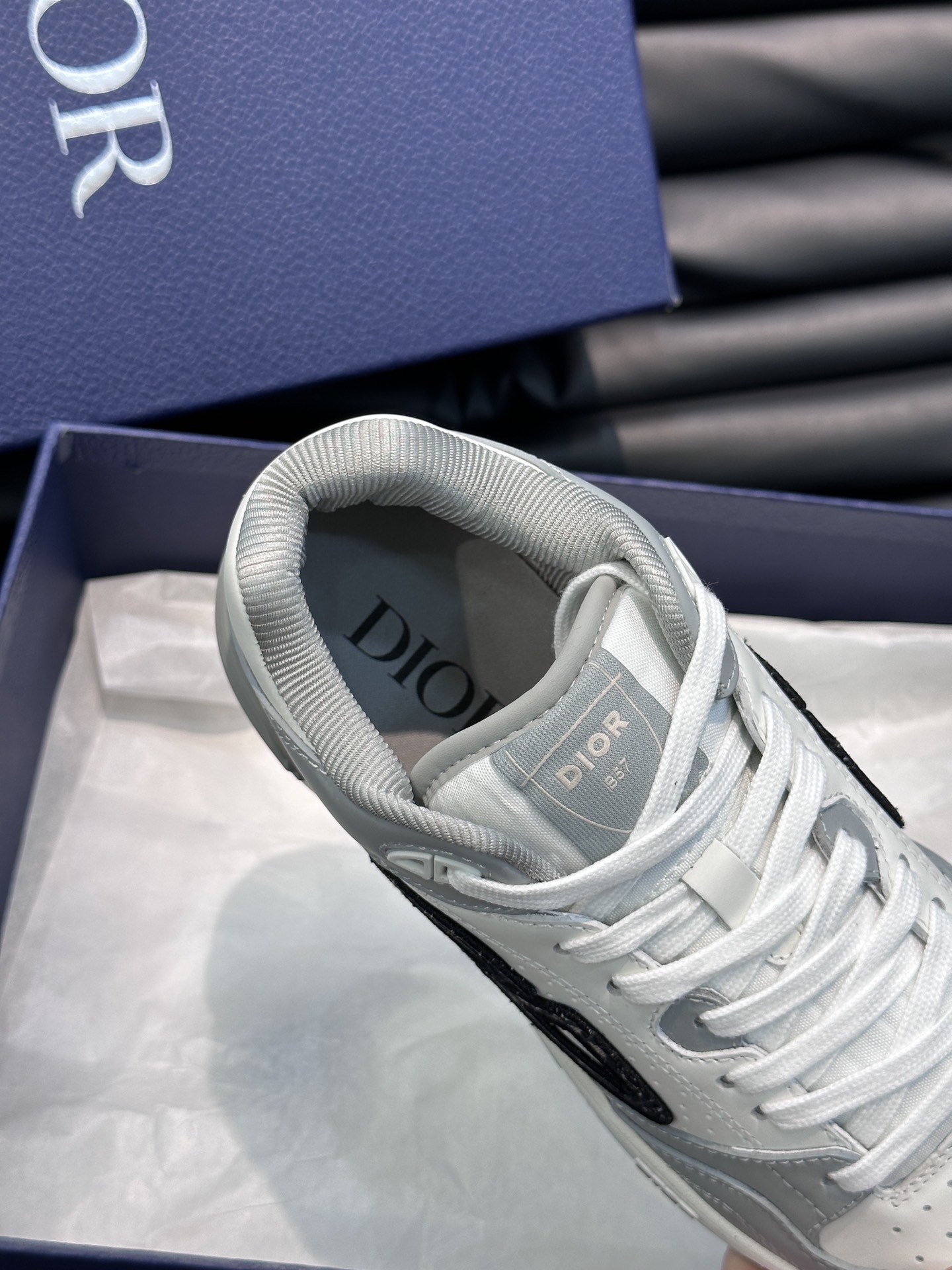 DIO情侣款B57中帮运动鞋出货这款B57中帮运动鞋是二零二四春季男装系列新品重新诠释篮球鞋设计成为Di
