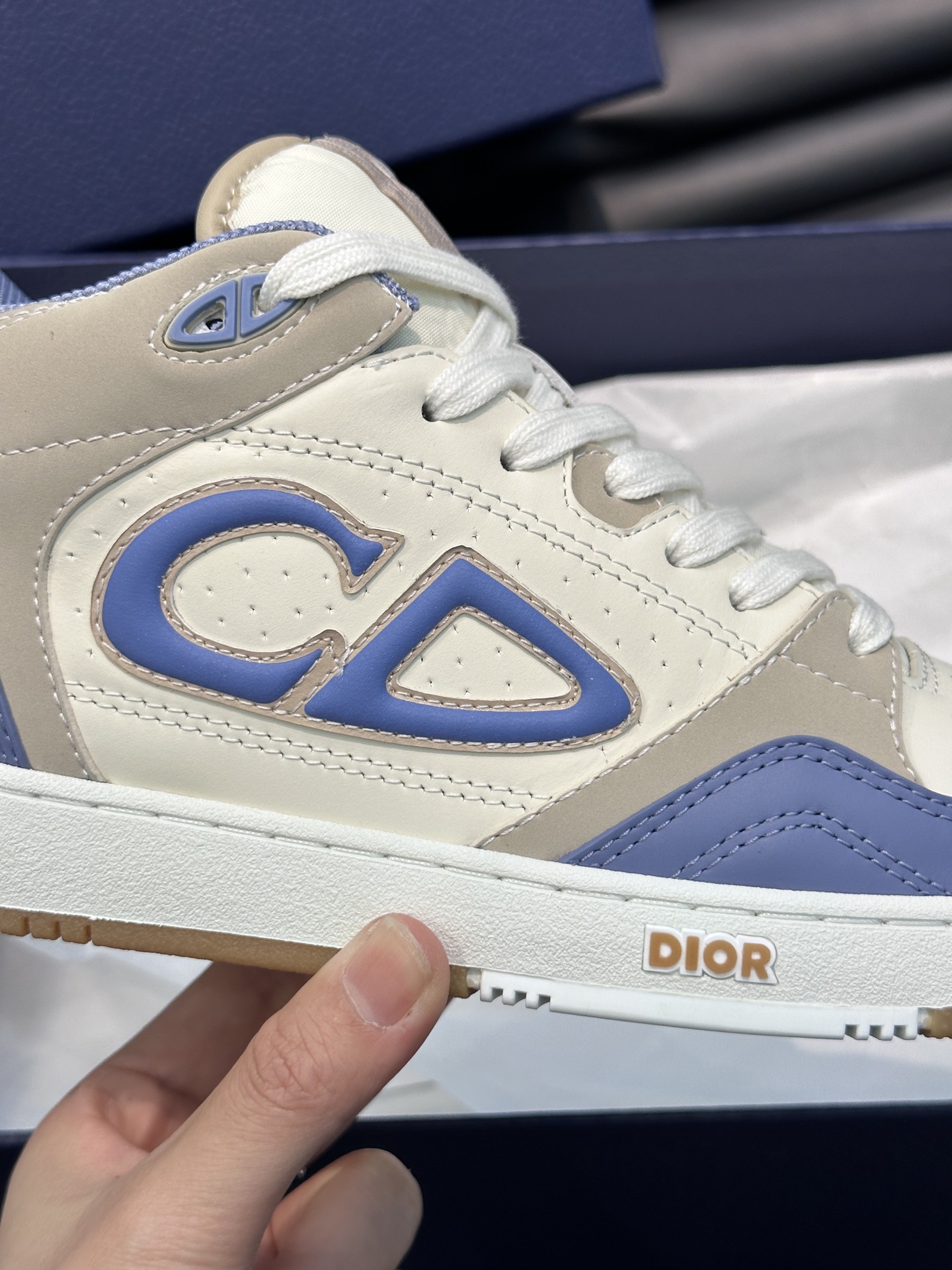 DIO情侣款B57中帮运动鞋出货这款B57中帮运动鞋是二零二四春季男装系列新品重新诠释篮球鞋设计成为Di