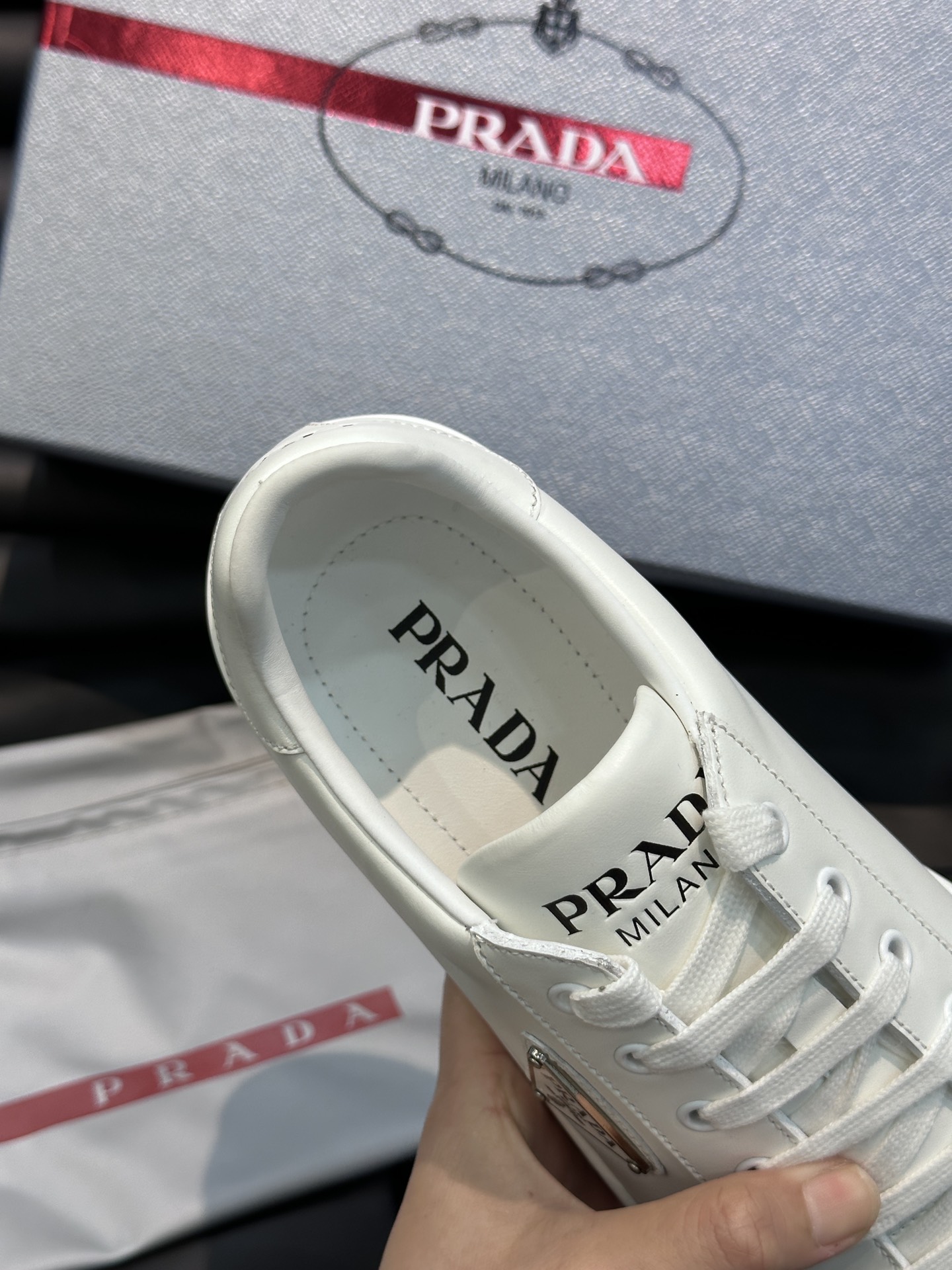 PRAD*普拉达新款高端男士休闲运动鞋这款皮革运动鞋采用小牛皮鞋面鞋身多角度诠释Prada字母品牌徽标品