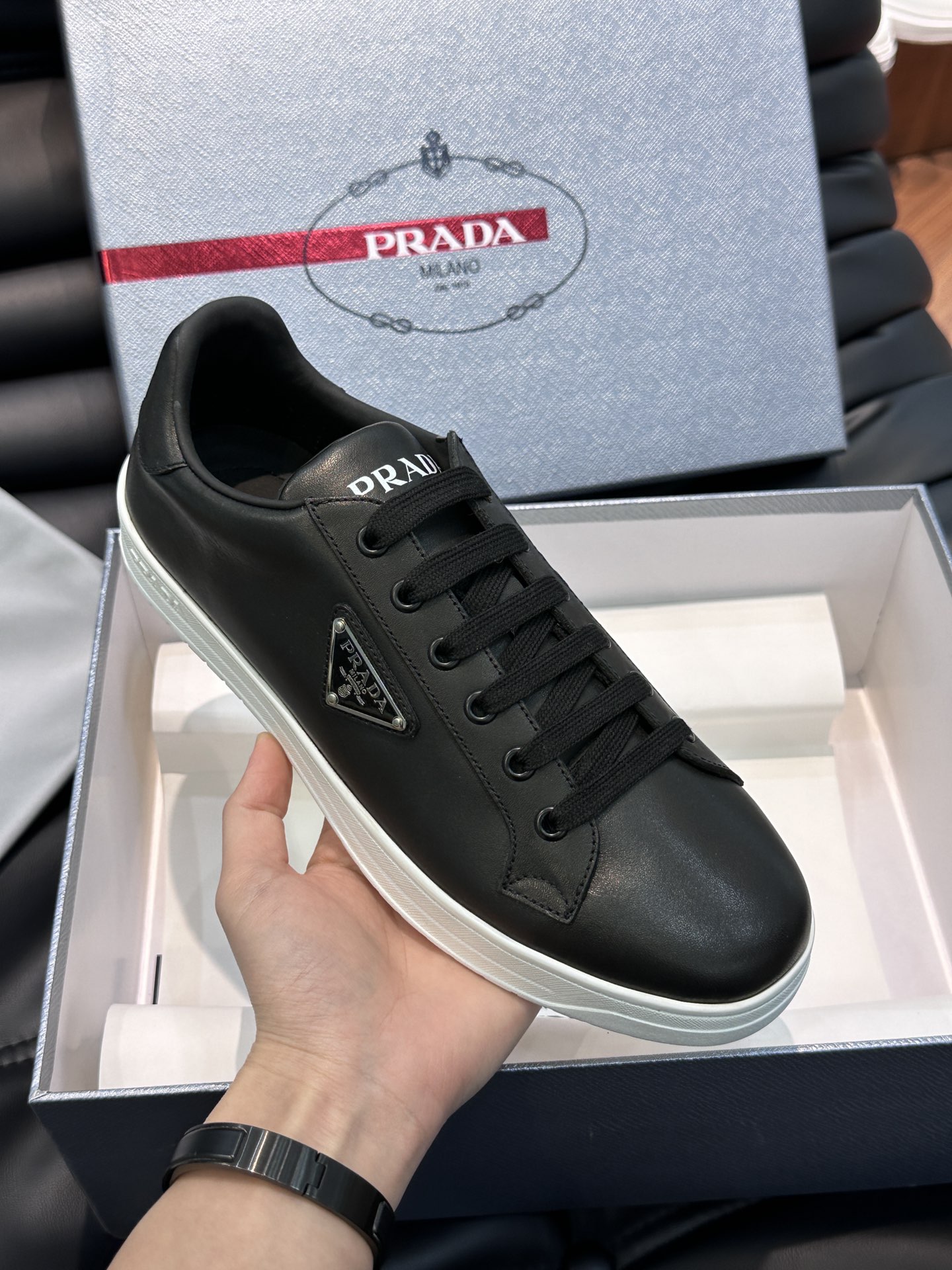 PRAD*普拉达新款高端男士休闲运动鞋这款皮革运动鞋采用小牛皮鞋面鞋身多角度诠释Prada字母品牌徽标品
