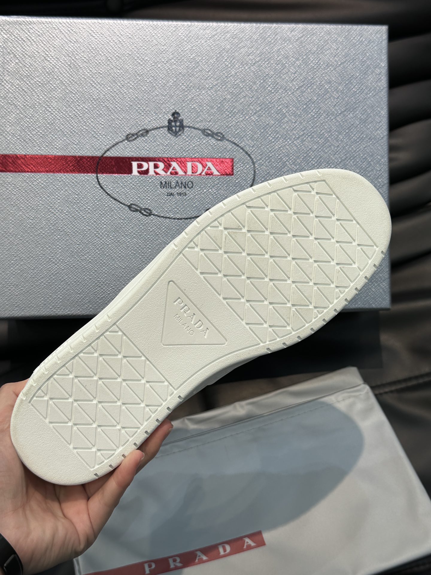 PRAD*普拉达新款高端男士休闲运动鞋这款皮革运动鞋采用小牛皮鞋面鞋身多角度诠释Prada字母品牌徽标品