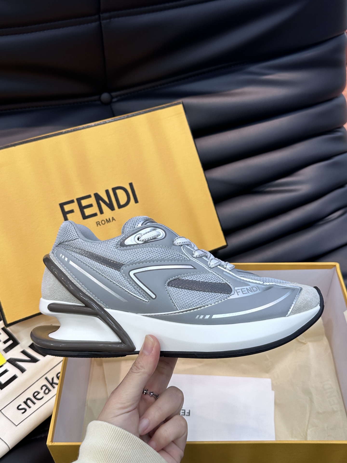 Fend*Firstone情侣款厚底老爹运动鞋显脚长神器众多明星同款复古风且具现代感设计5CM增高鞋跟后