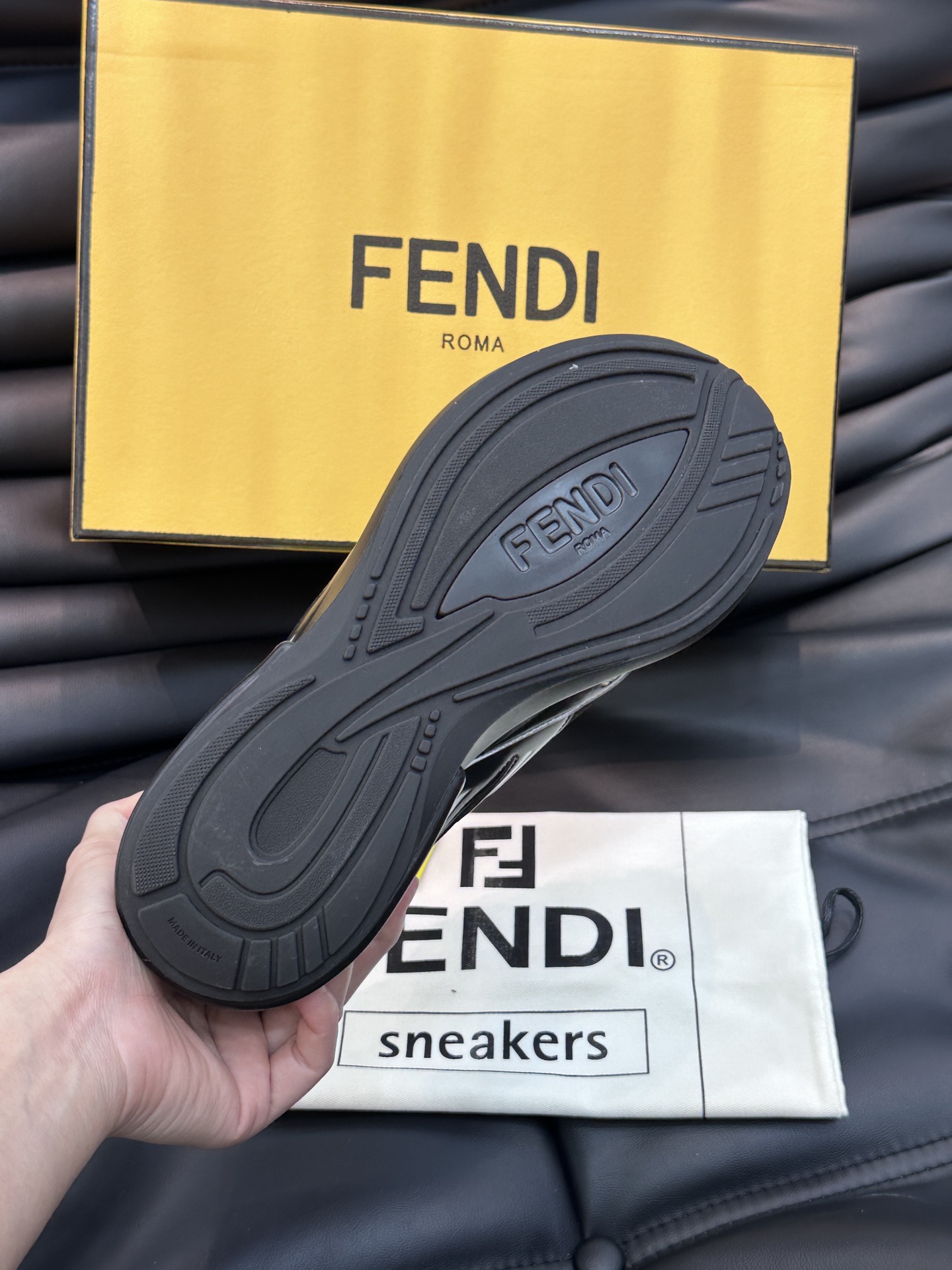 Fend*Firstone情侣款厚底老爹运动鞋显脚长神器众多明星同款复古风且具现代感设计5CM增高鞋跟后