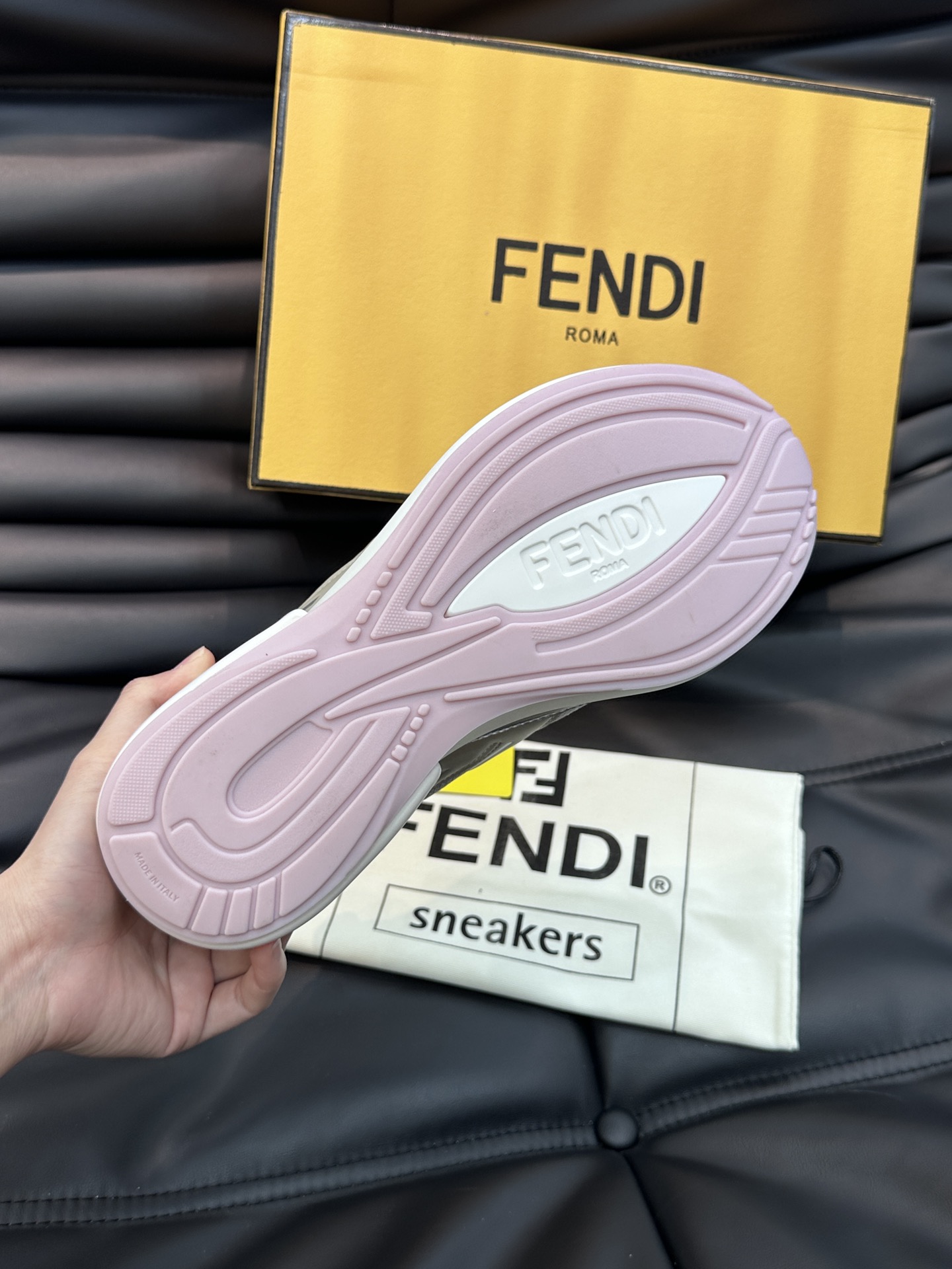 Fend*Firstone情侣款厚底老爹运动鞋显脚长神器众多明星同款复古风且具现代感设计5CM增高鞋跟后