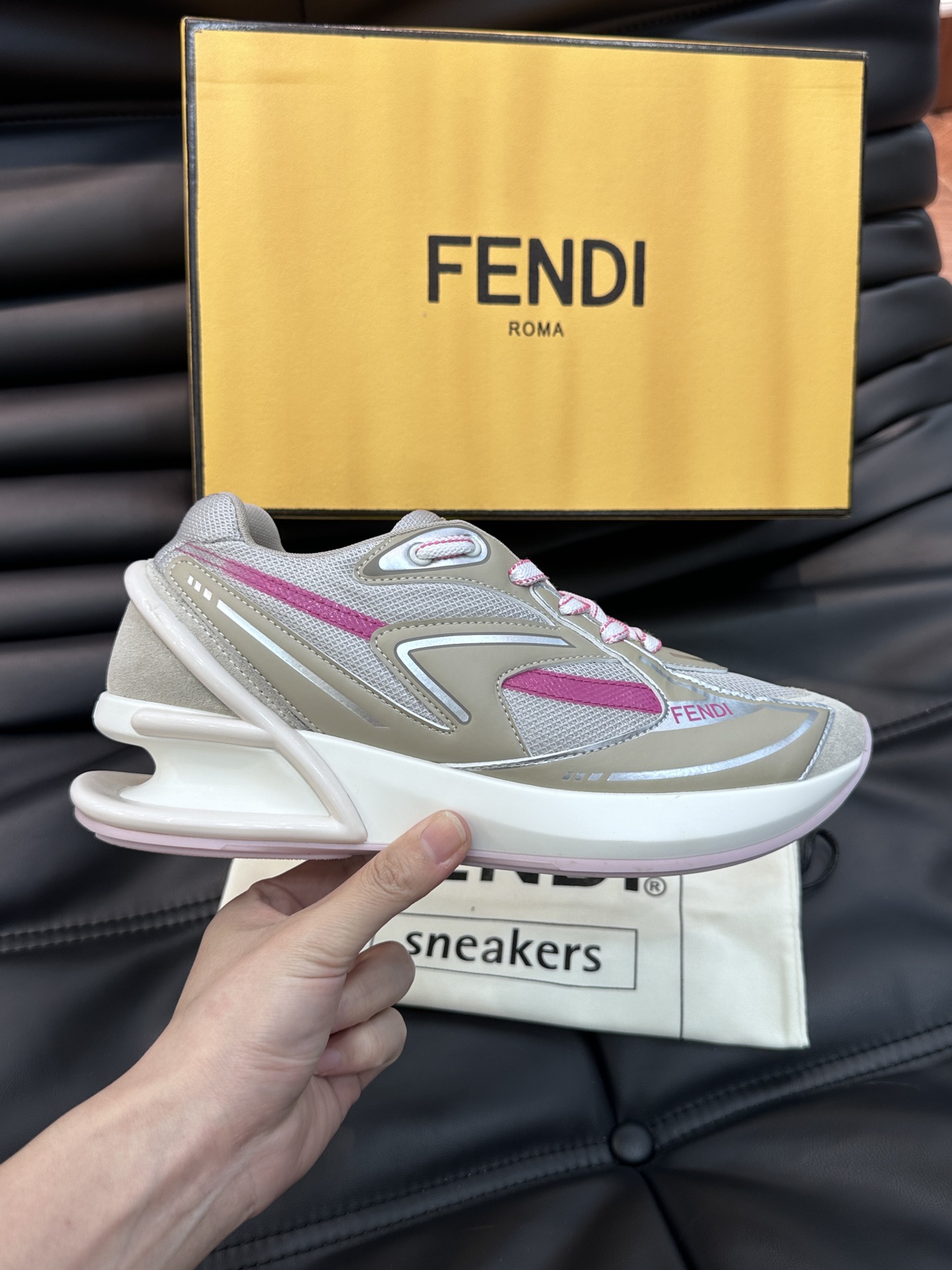 Fend*Firstone情侣款厚底老爹运动鞋显脚长神器众多明星同款复古风且具现代感设计5CM增高鞋跟后