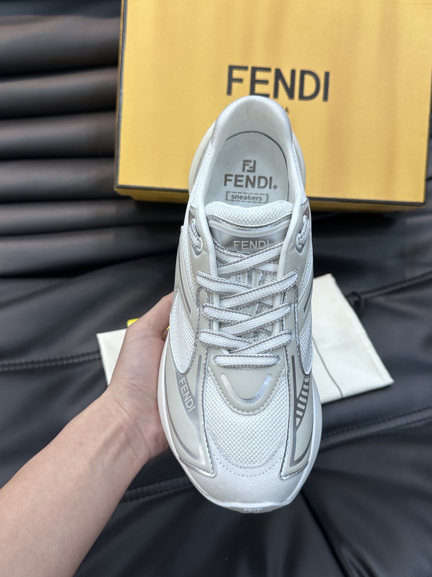 Fend*Firstone情侣款厚底老爹运动鞋显脚长神器众多明星同款复古风且具现代感设计5CM增高鞋跟后