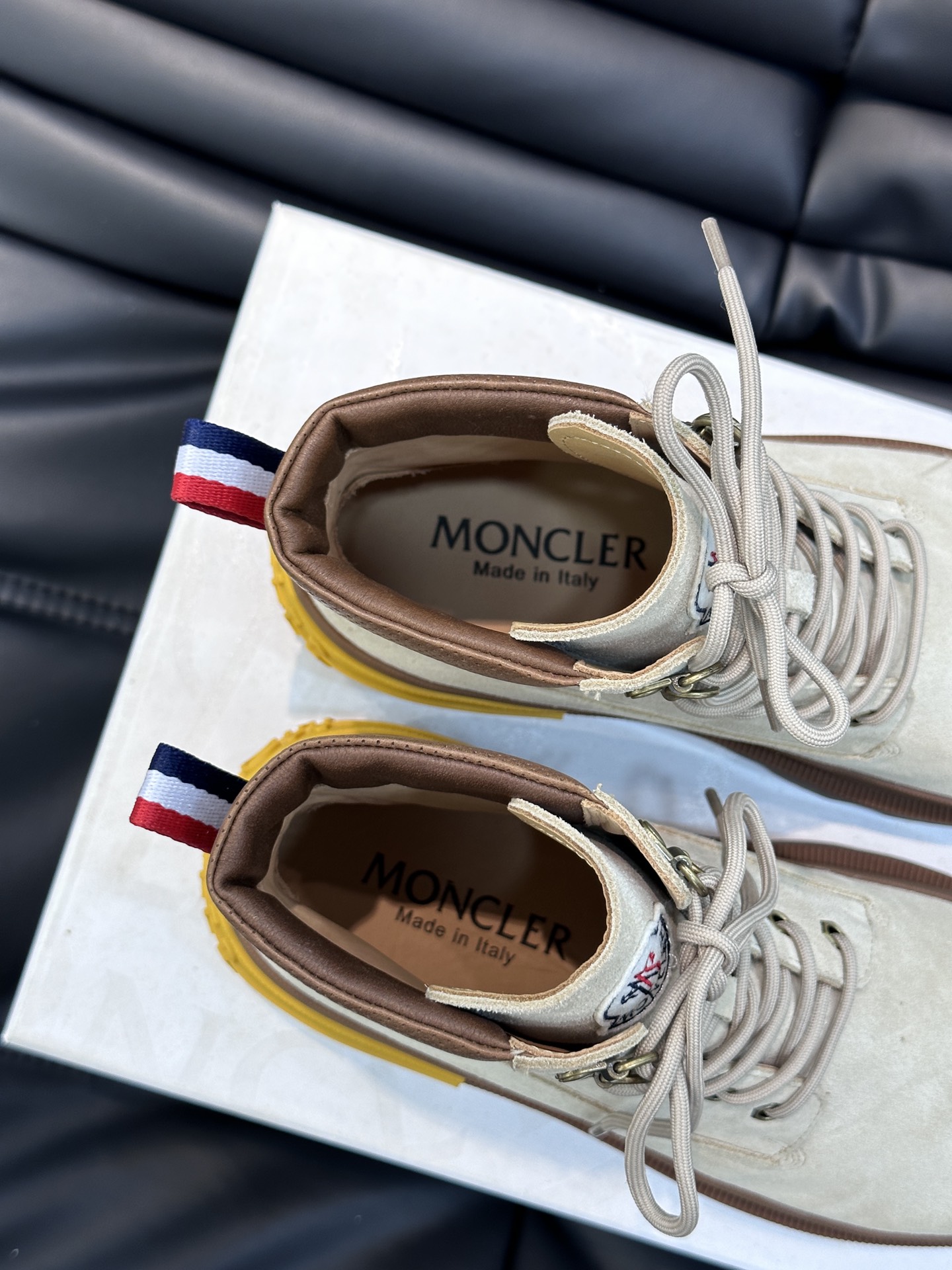 Moncler蒙口2023秋冬高帮男靴是个性鲜明的男性单品采用柔软牛皮制成户外休闲有范大底采用TPU+橡