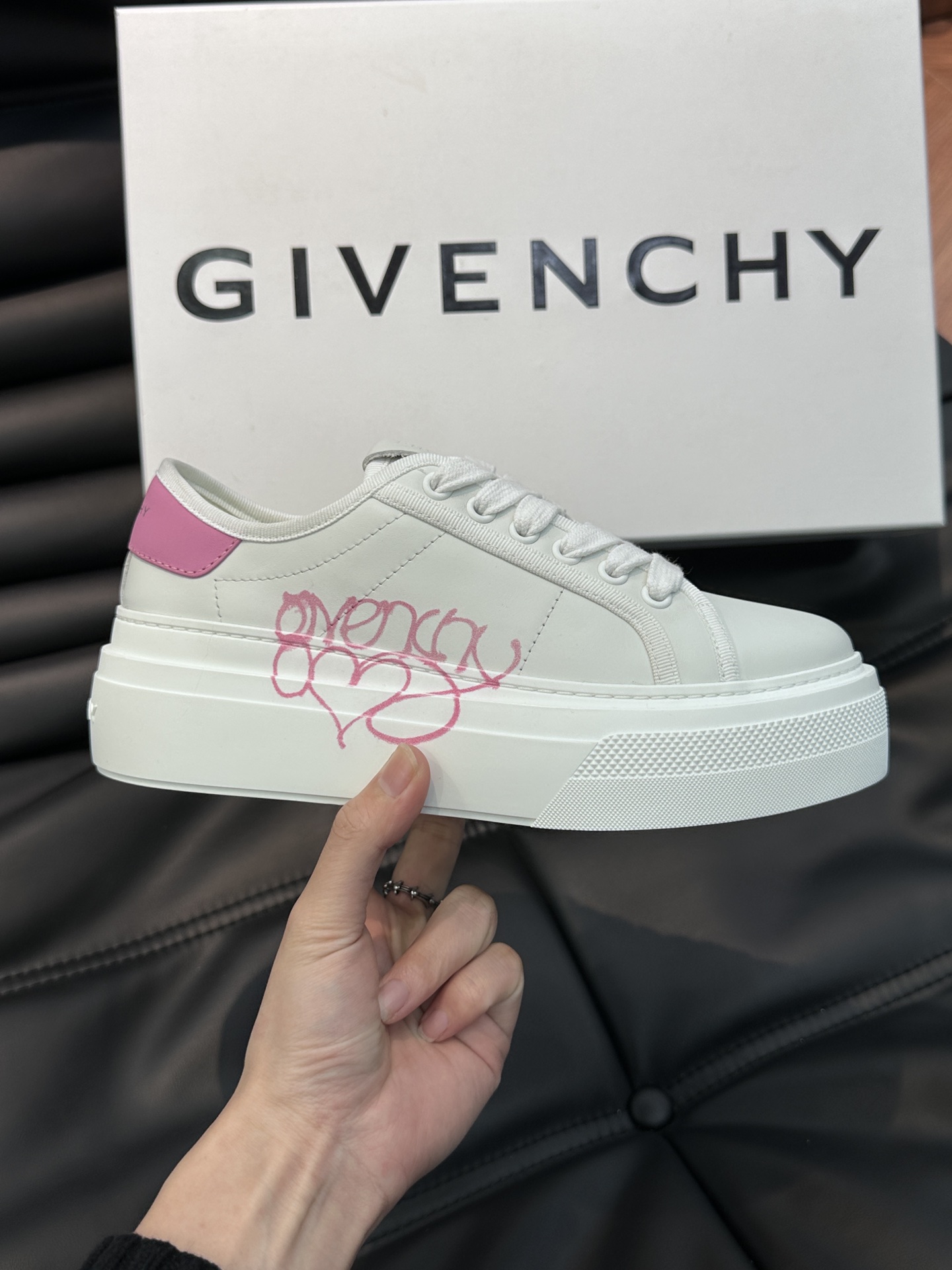 Givench*.纪梵希女士厚底休闲鞋采用进口小牛皮打造白拼粉色真的爱了厚底增高5CM穿上就是大长腿鞋舌