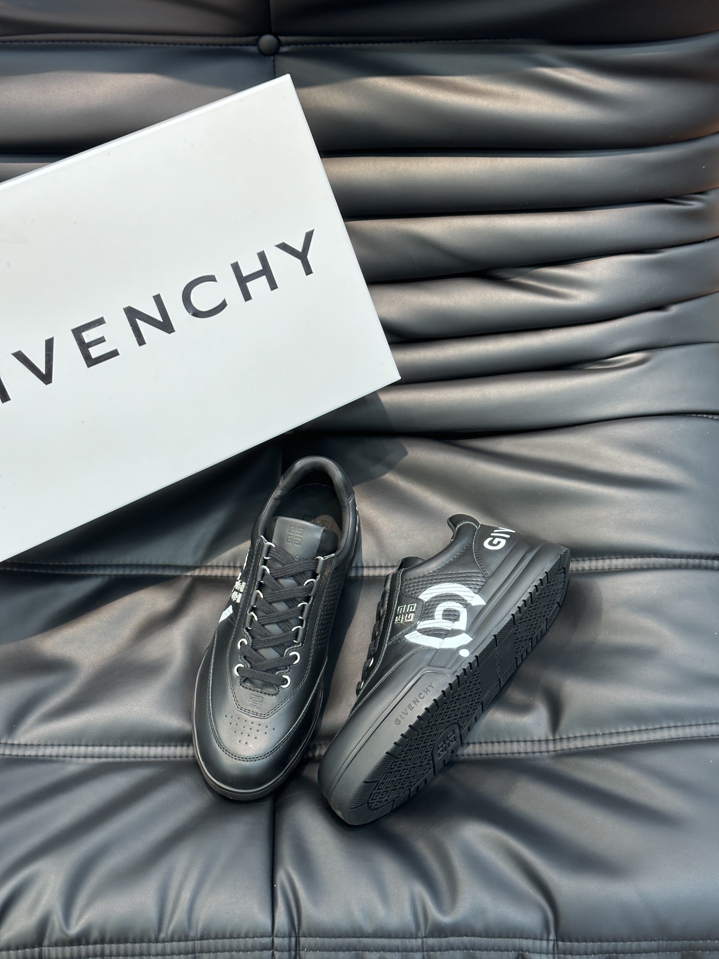 Givench*.纪梵希男士厚底休闲鞋采用进口小牛皮打造鞋身3D打印logo装饰鞋舌真皮logo装饰立体