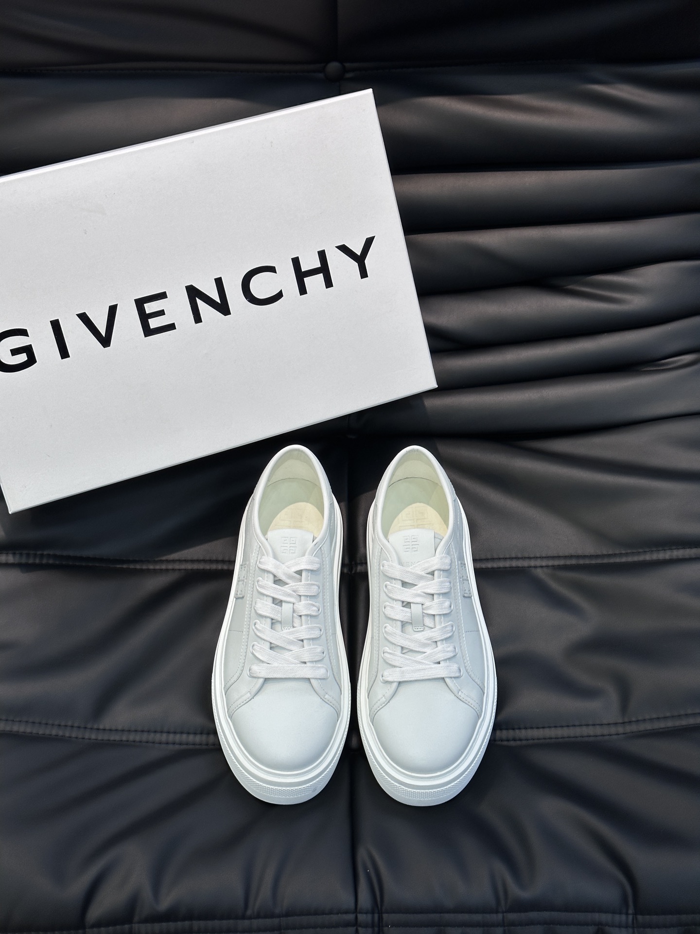 Givench*.纪梵希情侣款厚底休闲鞋采用进口小牛皮打造鞋身饰有真皮品牌标装饰鞋舌真皮logo装饰立体