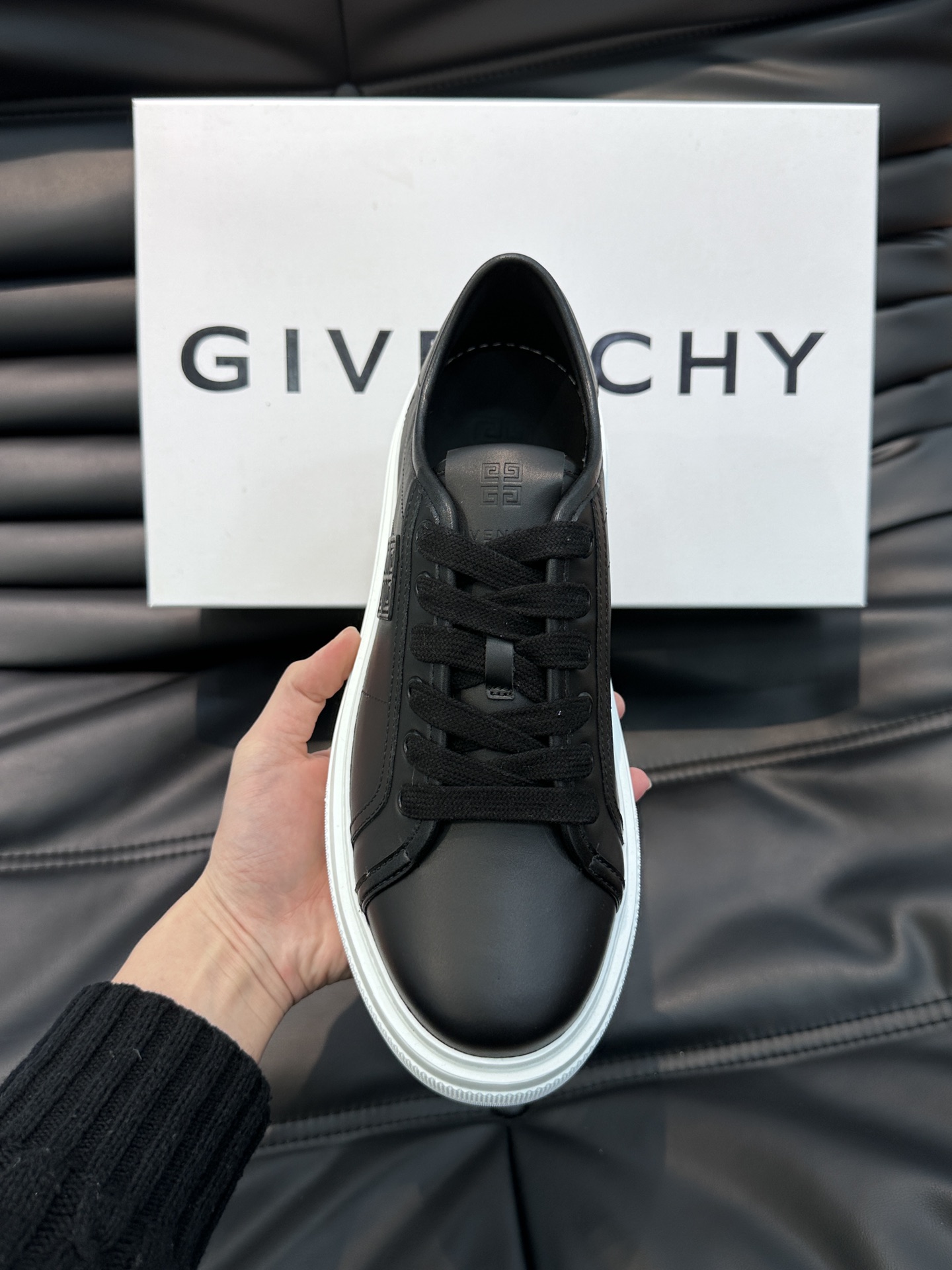 Givench*.纪梵希情侣款厚底休闲鞋采用进口小牛皮打造鞋身饰有真皮品牌标装饰鞋舌真皮logo装饰立体