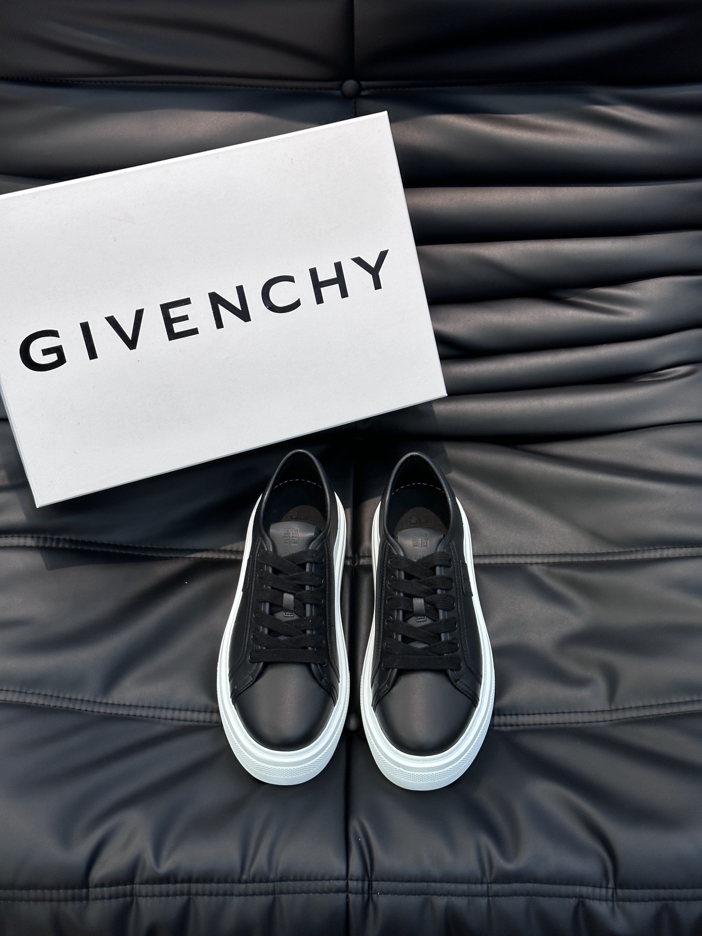 Givench*.纪梵希情侣款厚底休闲鞋采用进口小牛皮打造鞋身饰有真皮品牌标装饰鞋舌真皮logo装饰立体
