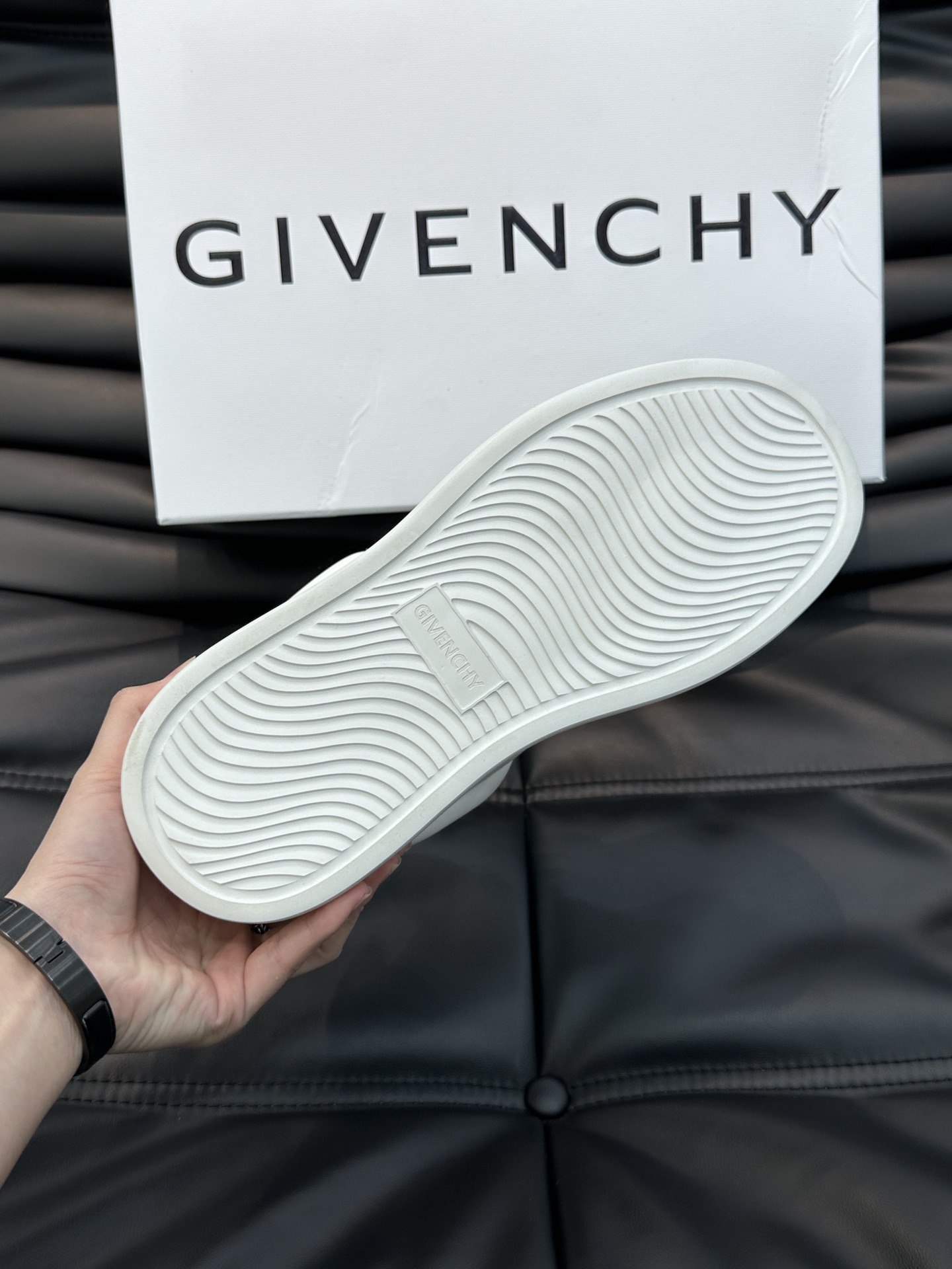 Givench*.纪梵希男士厚底休闲鞋采用进口小牛皮打造拼色设计鞋舌品牌logo装饰立体复合式拼接缝合！