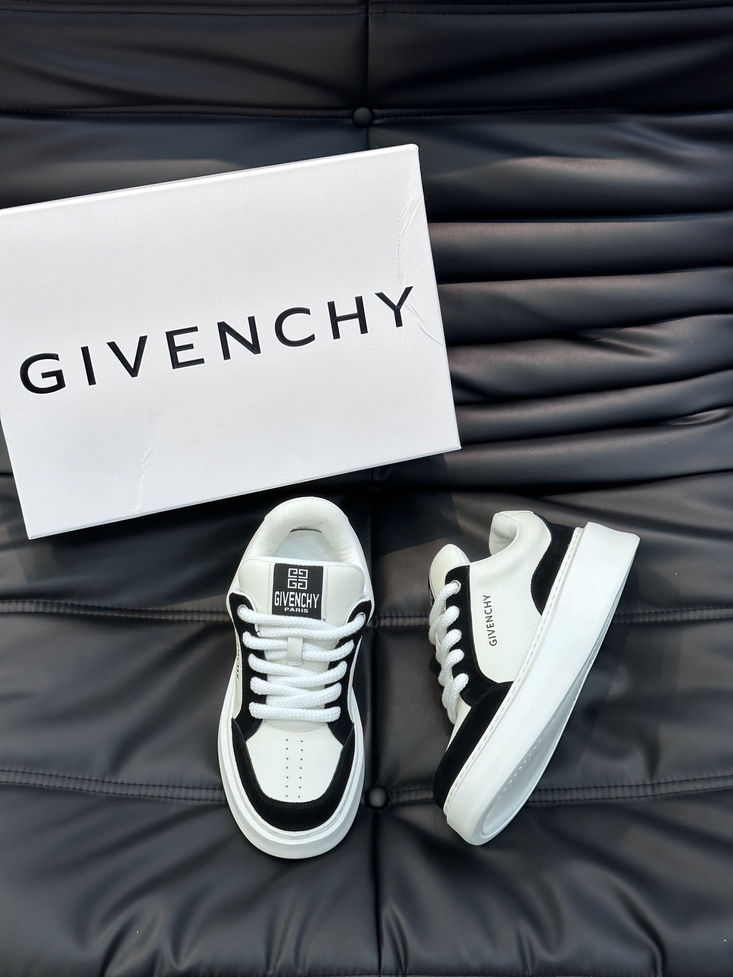 Givench*.纪梵希男士厚底休闲鞋采用进口小牛皮打造拼色设计鞋舌品牌logo装饰立体复合式拼接缝合！