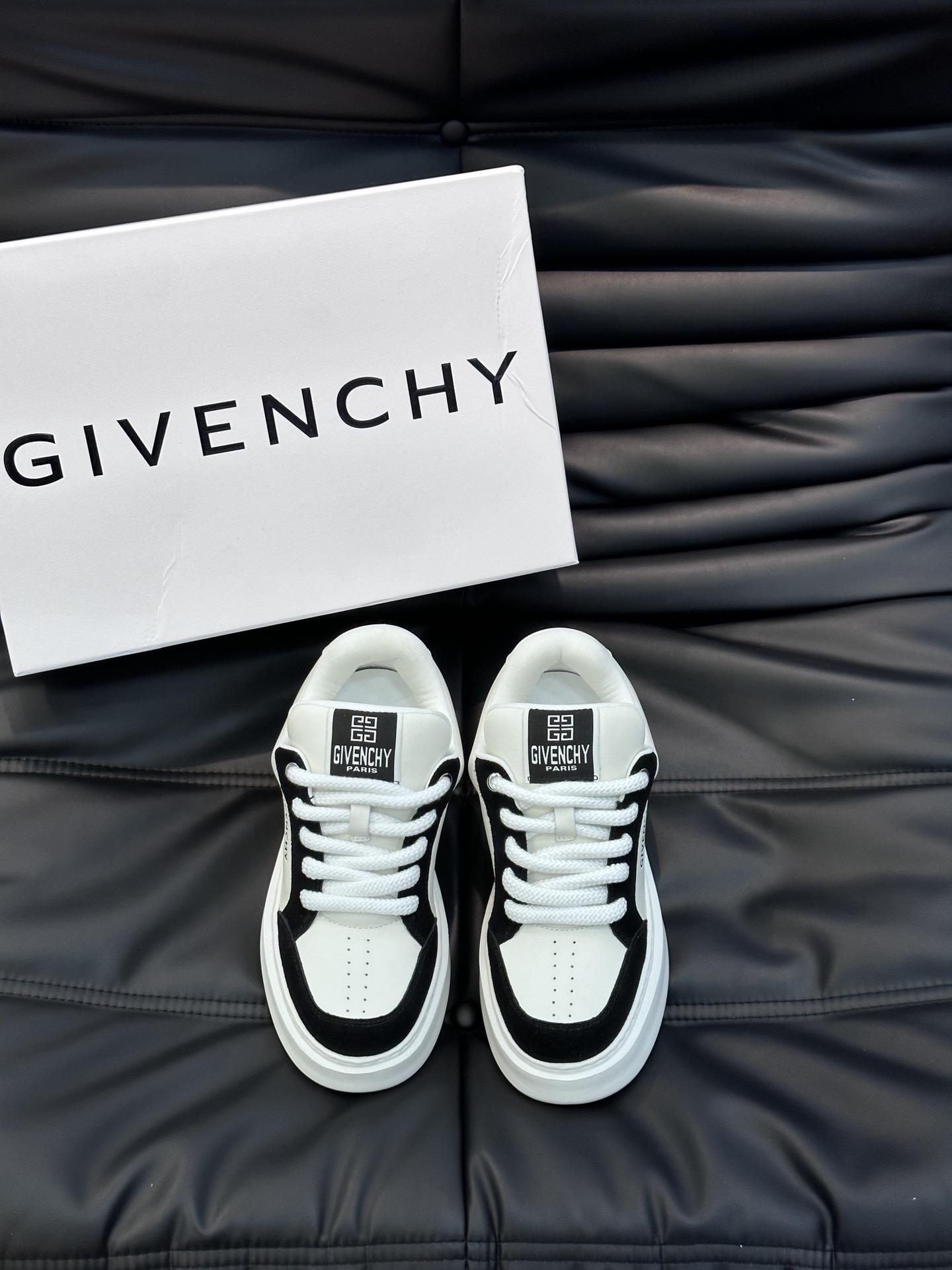 Givench*.纪梵希男士厚底休闲鞋采用进口小牛皮打造拼色设计鞋舌品牌logo装饰立体复合式拼接缝合！