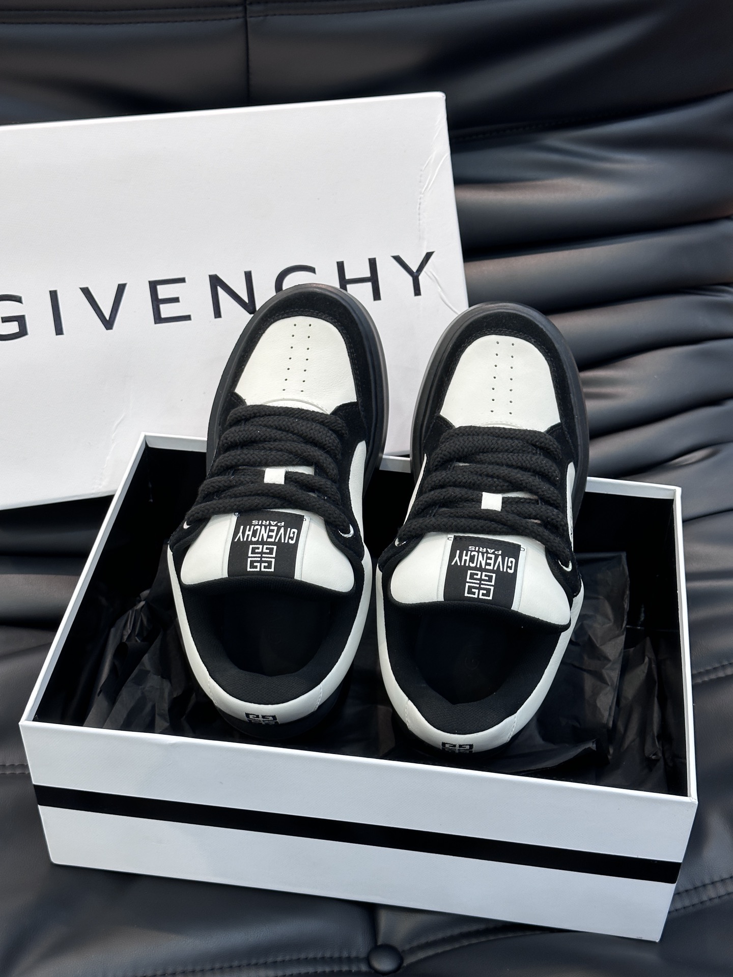 Givench*.纪梵希男士厚底休闲鞋采用进口小牛皮打造拼色设计鞋舌品牌logo装饰立体复合式拼接缝合！