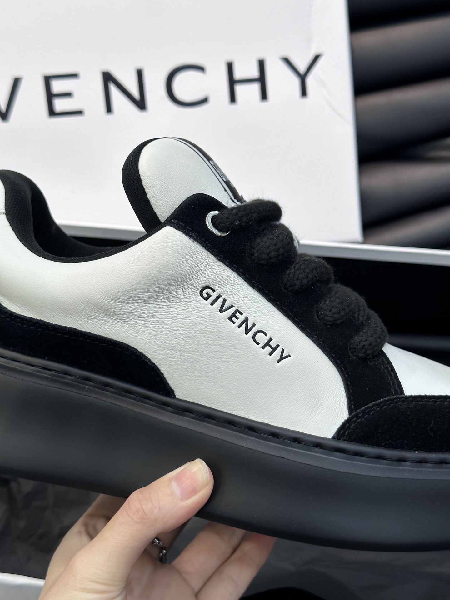 Givench*.纪梵希男士厚底休闲鞋采用进口小牛皮打造拼色设计鞋舌品牌logo装饰立体复合式拼接缝合！