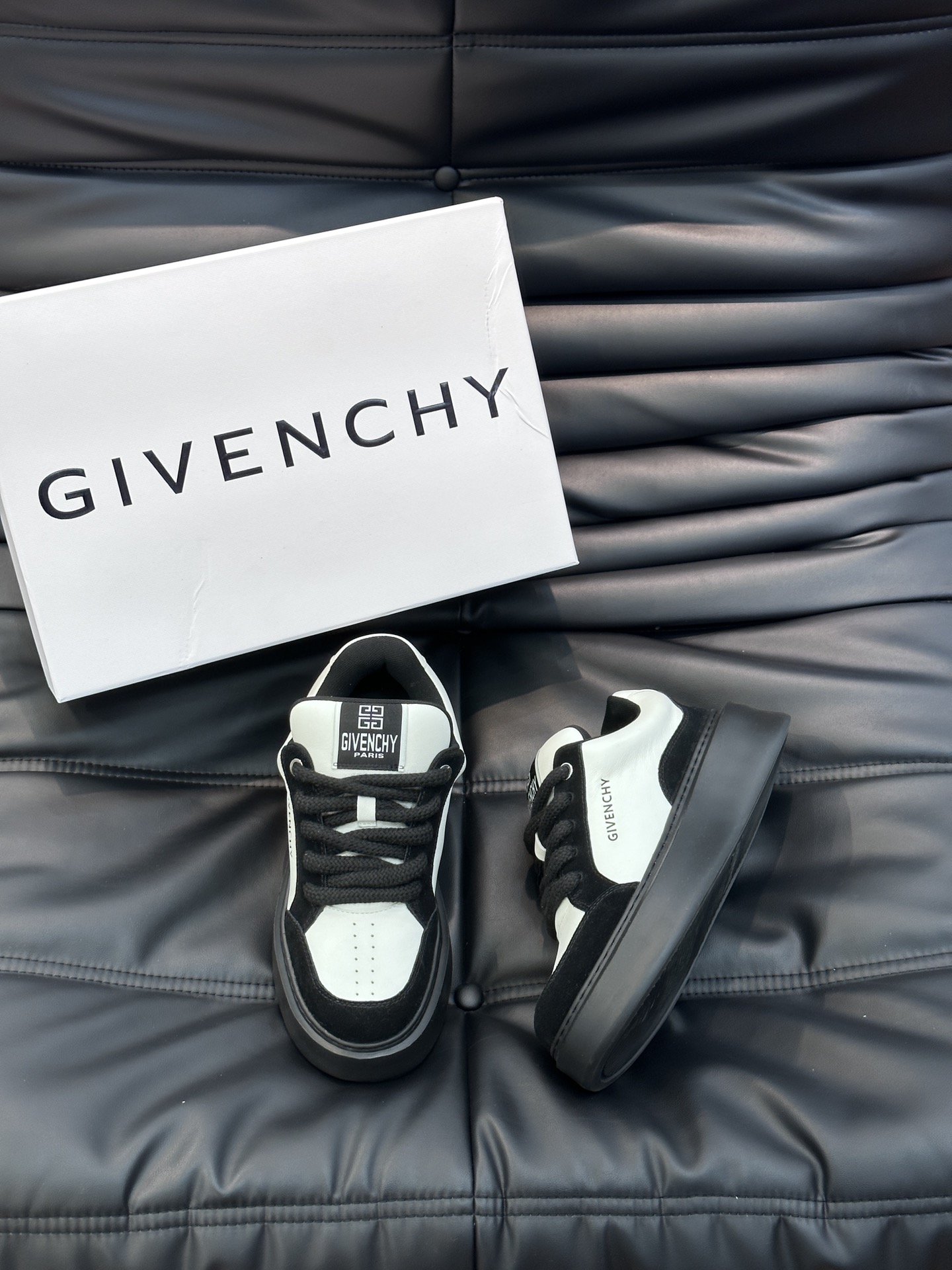 Givench*.纪梵希男士厚底休闲鞋采用进口小牛皮打造拼色设计鞋舌品牌logo装饰立体复合式拼接缝合！