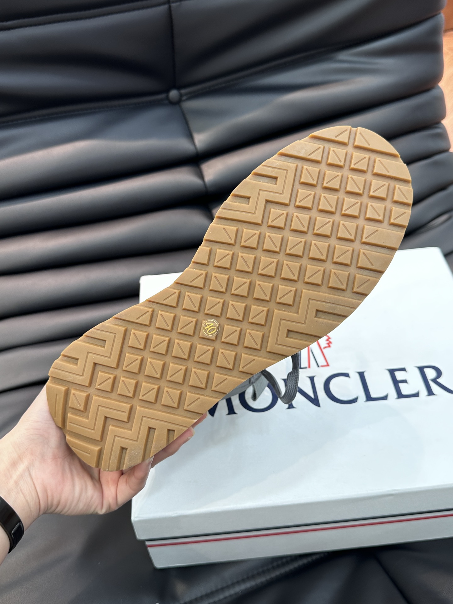 Moncler蒙口秋冬高帮男靴简约时尚风格采用柔软牛皮制成大底采用TPU+橡胶+高弹橡胶发泡组合成型具有