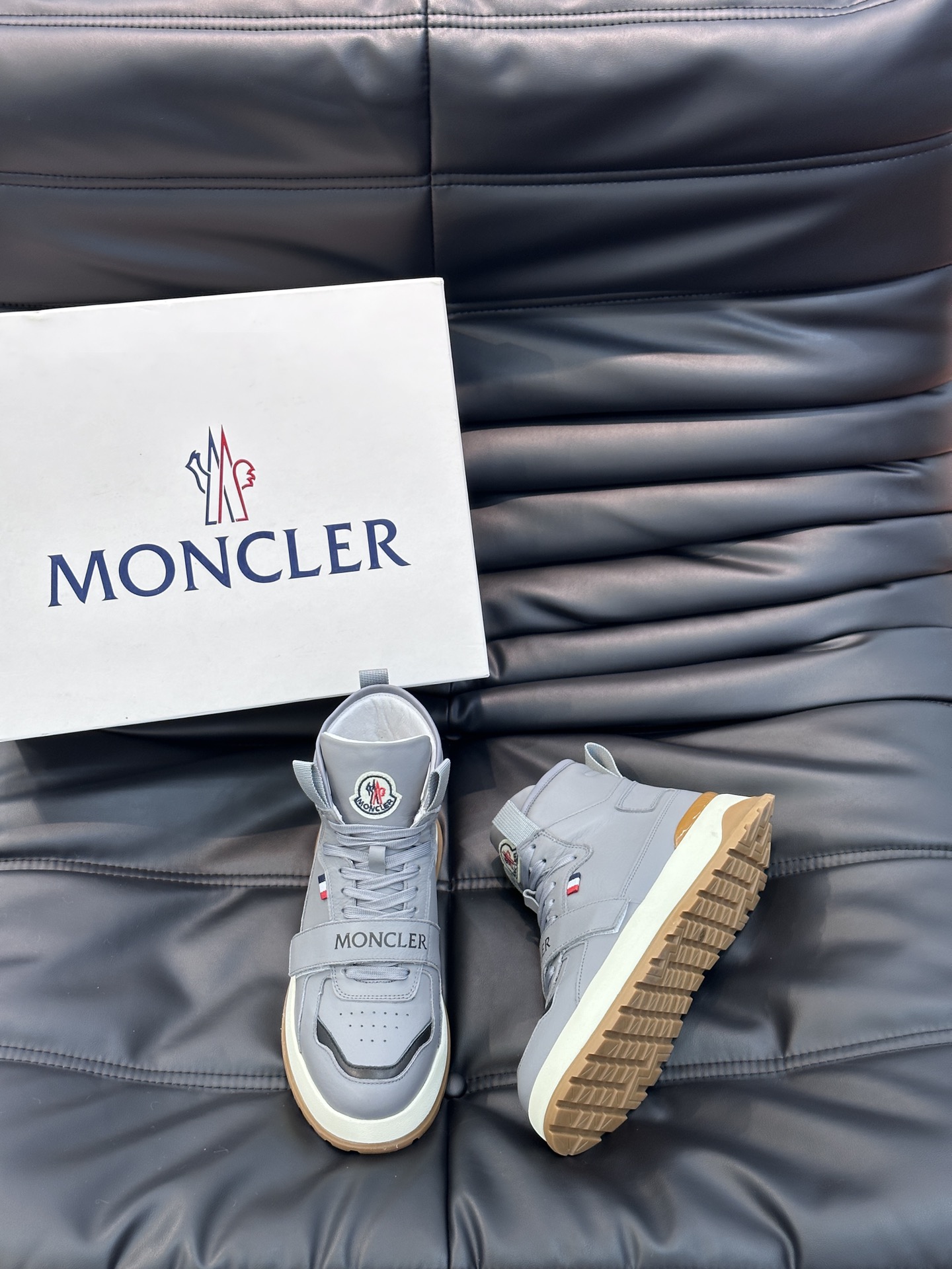 Moncler蒙口秋冬高帮男靴简约时尚风格采用柔软牛皮制成大底采用TPU+橡胶+高弹橡胶发泡组合成型具有