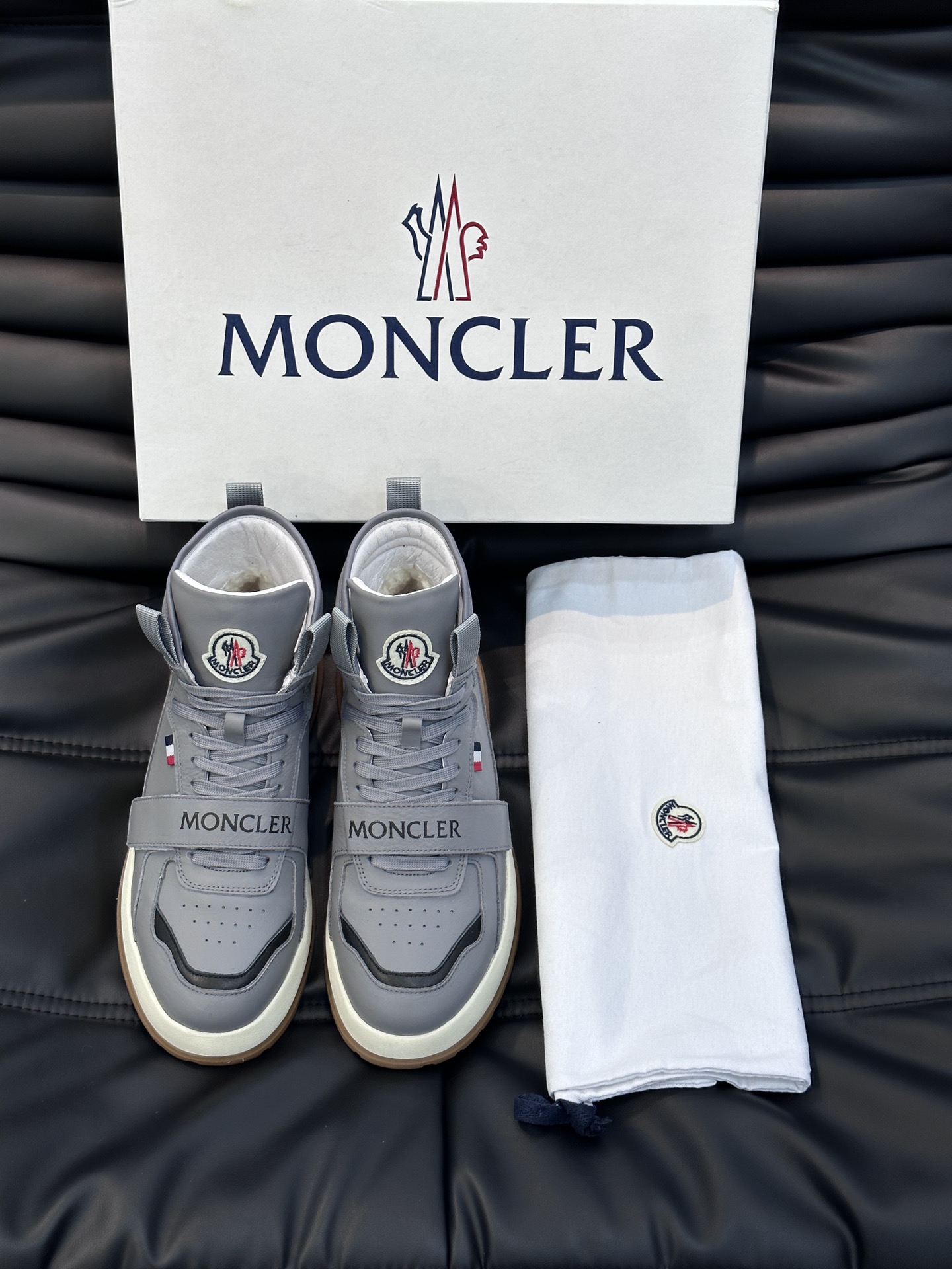 Moncler蒙口秋冬高帮男靴简约时尚风格采用柔软牛皮制成大底采用TPU+橡胶+高弹橡胶发泡组合成型具有