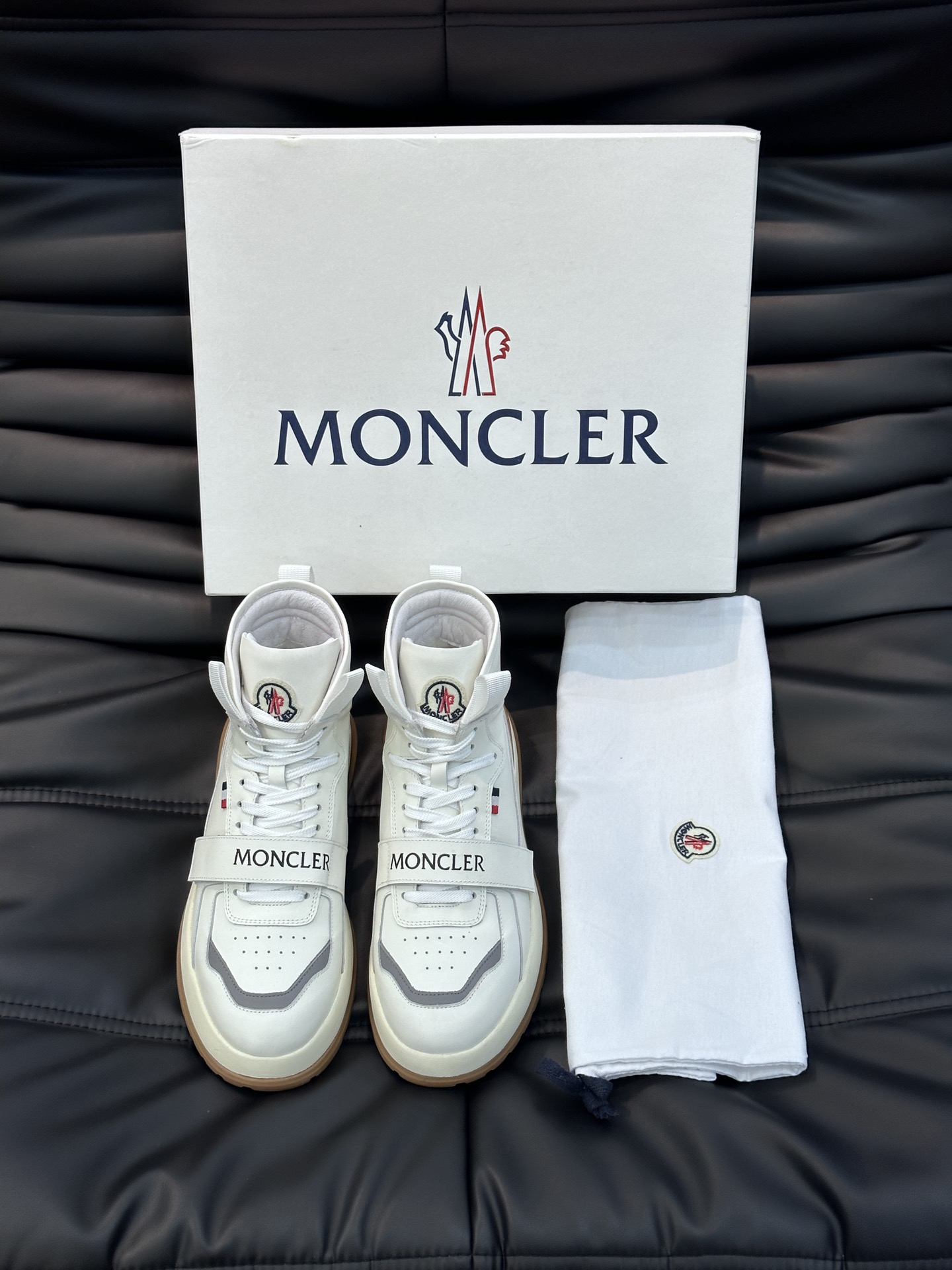 Moncler蒙口秋冬高帮男靴简约时尚风格采用柔软牛皮制成大底采用TPU+橡胶+高弹橡胶发泡组合成型具有